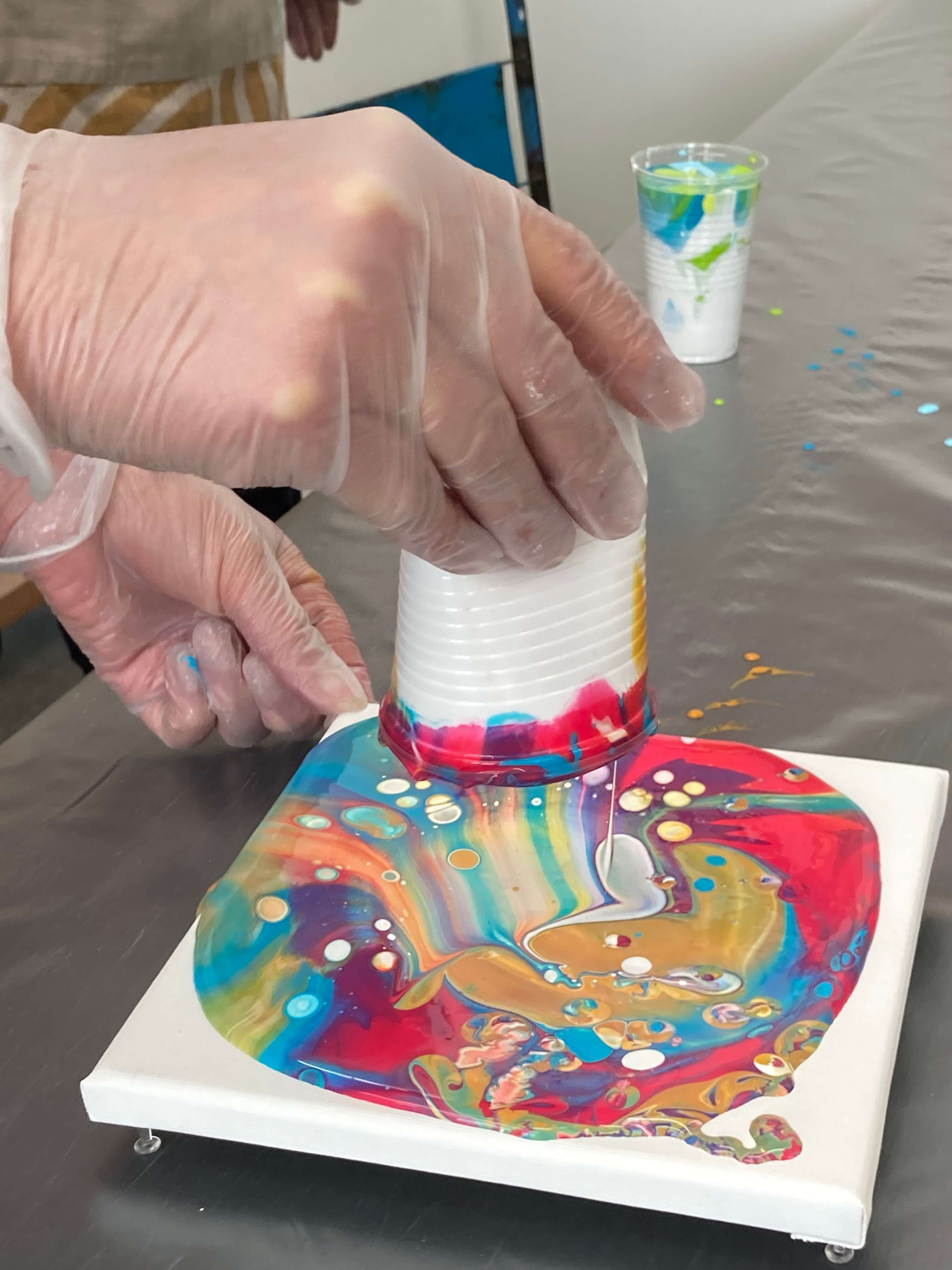 Pouring, giettechnieken met acrylverf - Foto