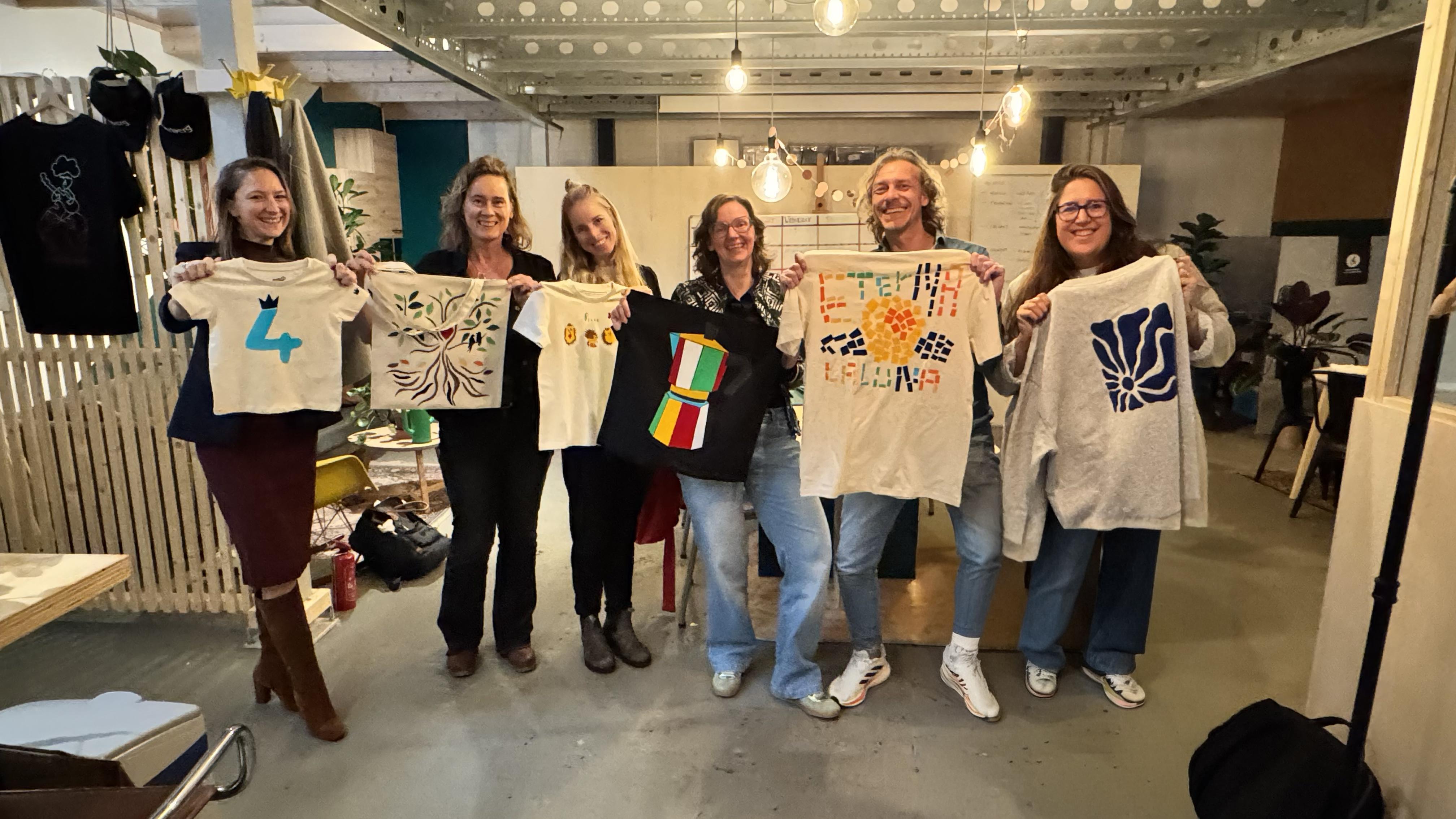 Design je eigen shirt of tas met je collega's - Foto
