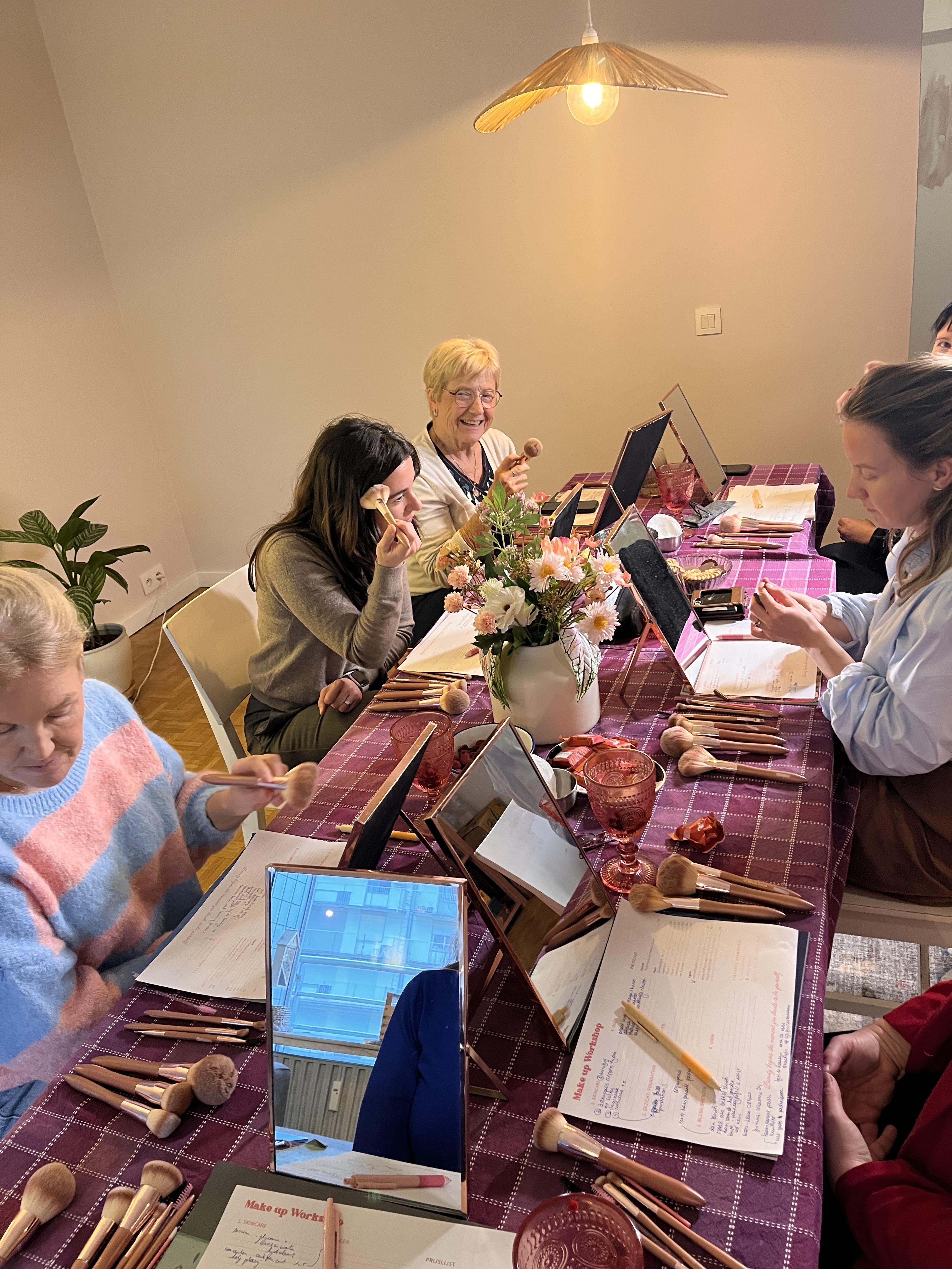 make-up workshop op aanvraag in groep - Foto