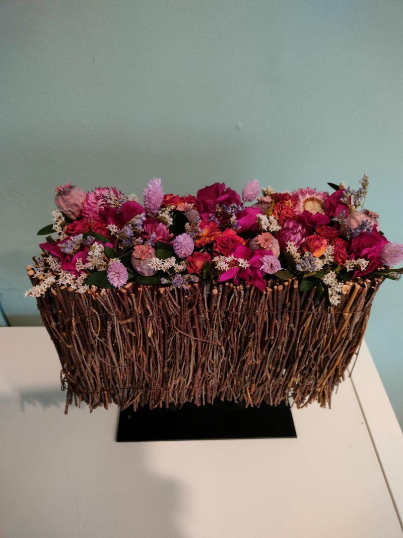 Modern bloemstuk met droogbloemen - Foto