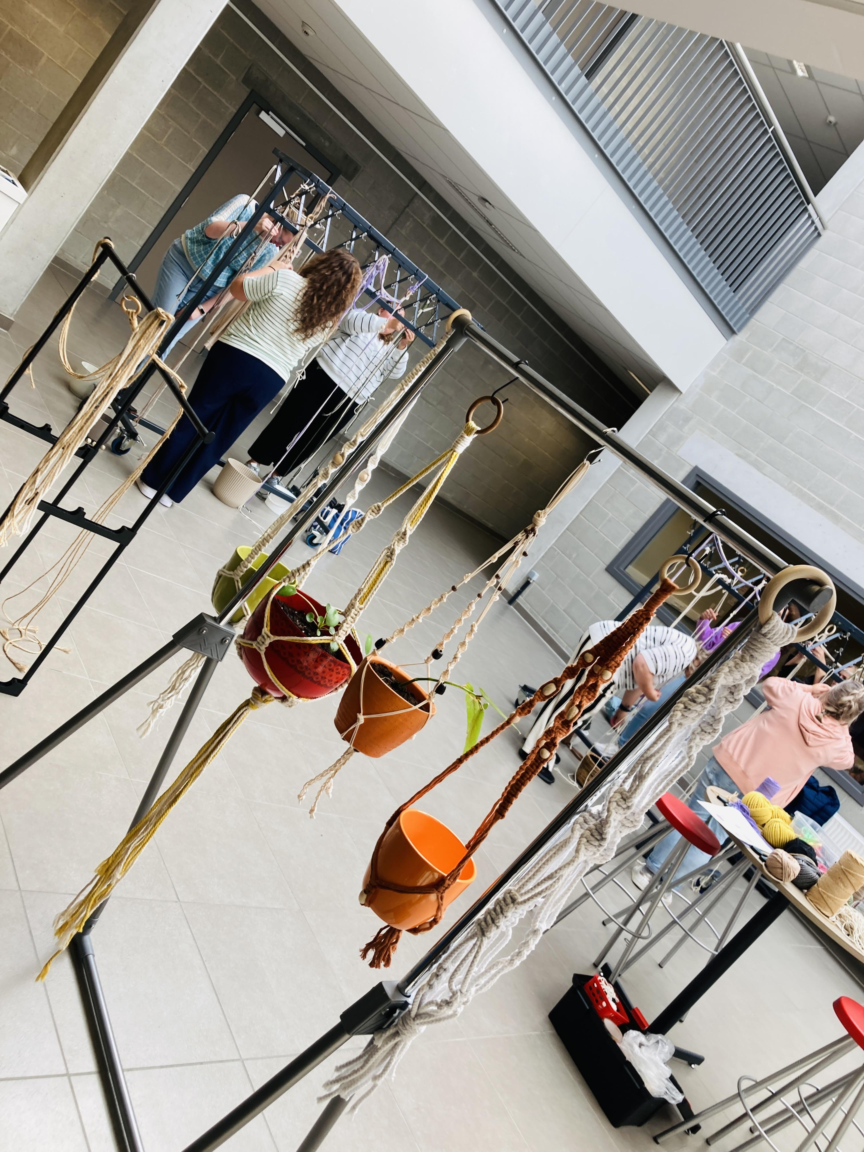 DIY macramé plantenhangers - Foto
