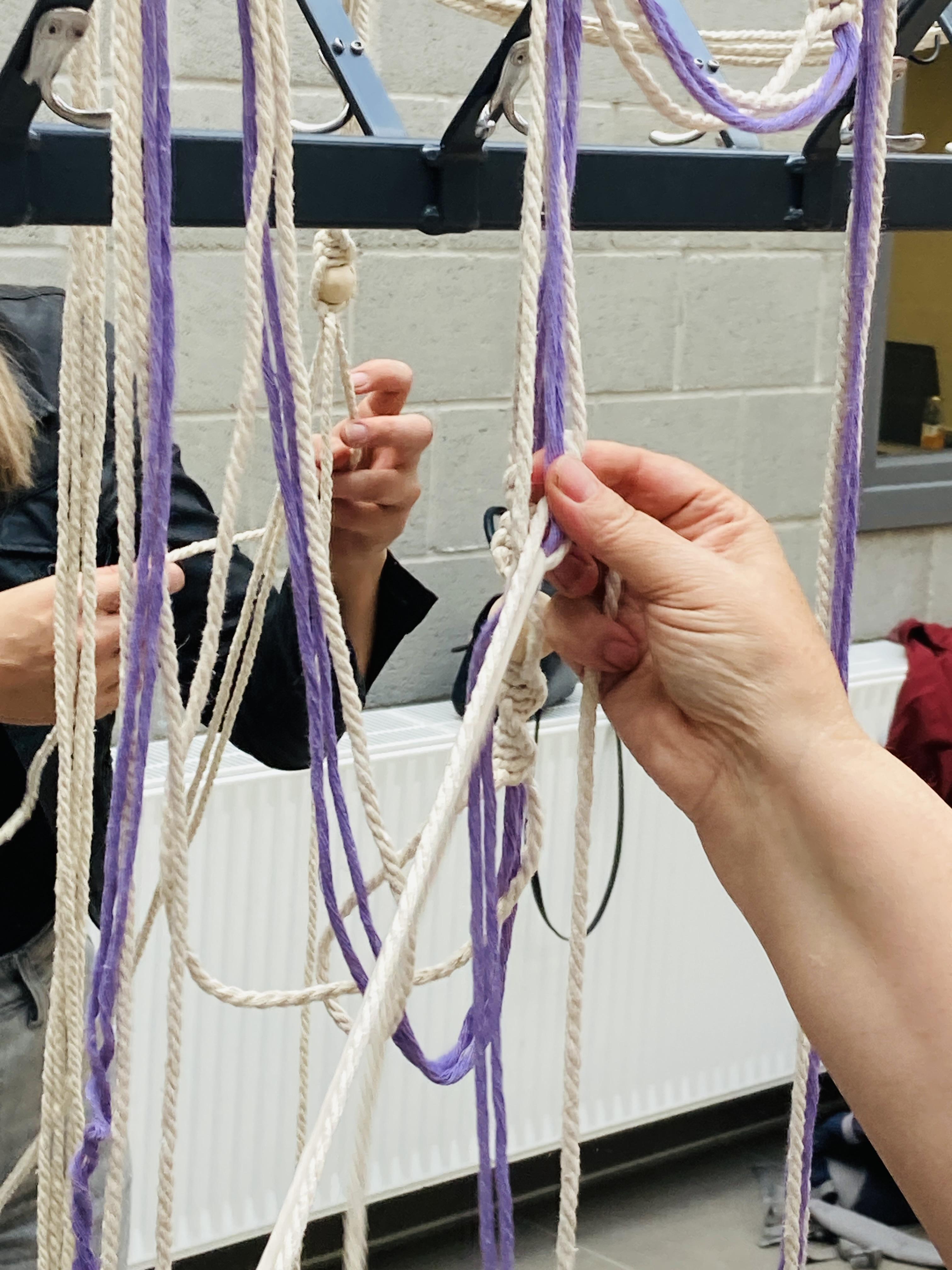 DIY macramé plantenhangers - Foto