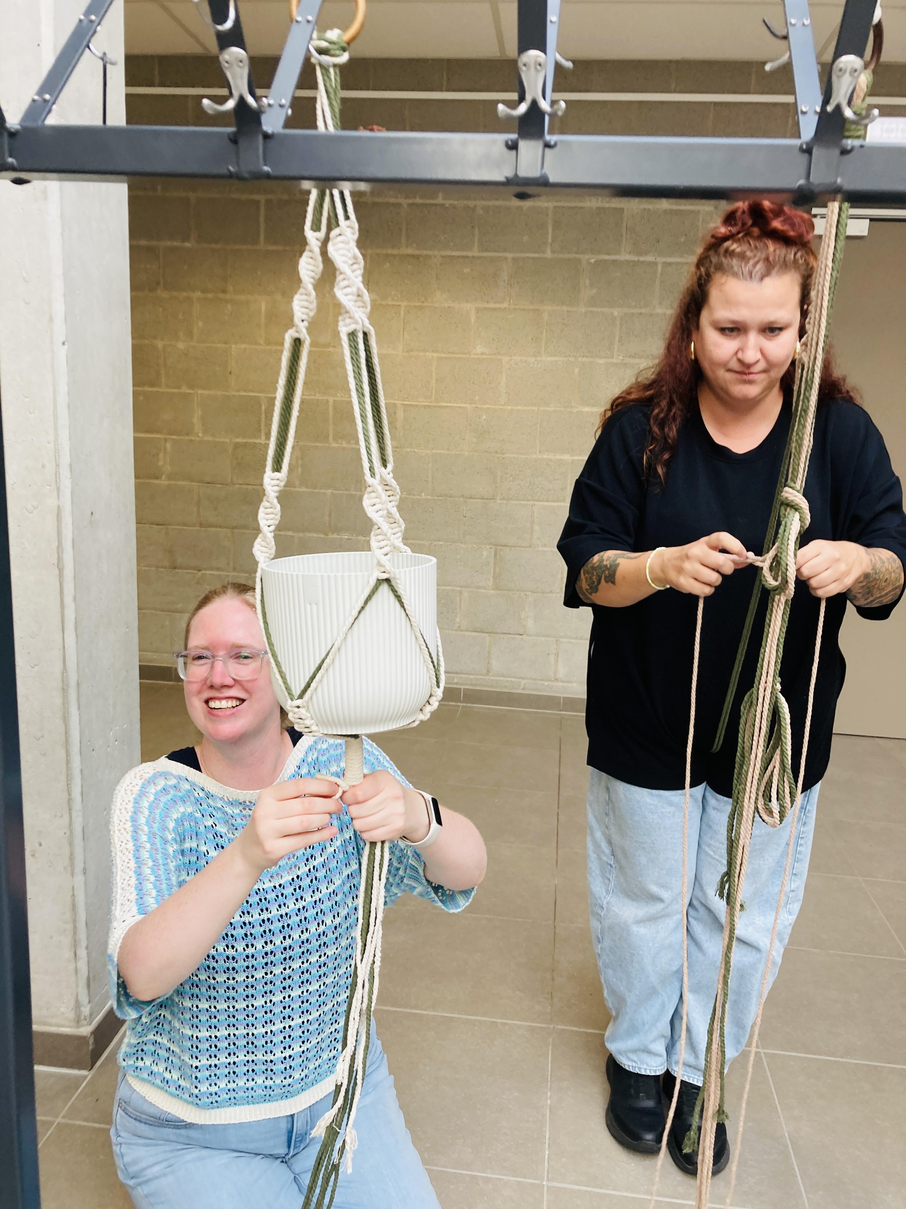 DIY macramé plantenhangers - Foto