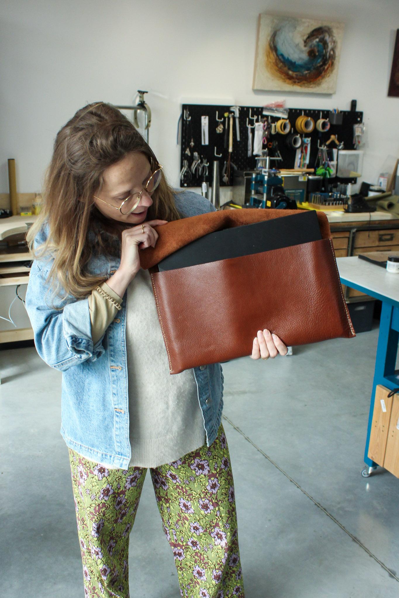 Lederbewerking: ambachtelijke laptopsleeve op maat - Foto