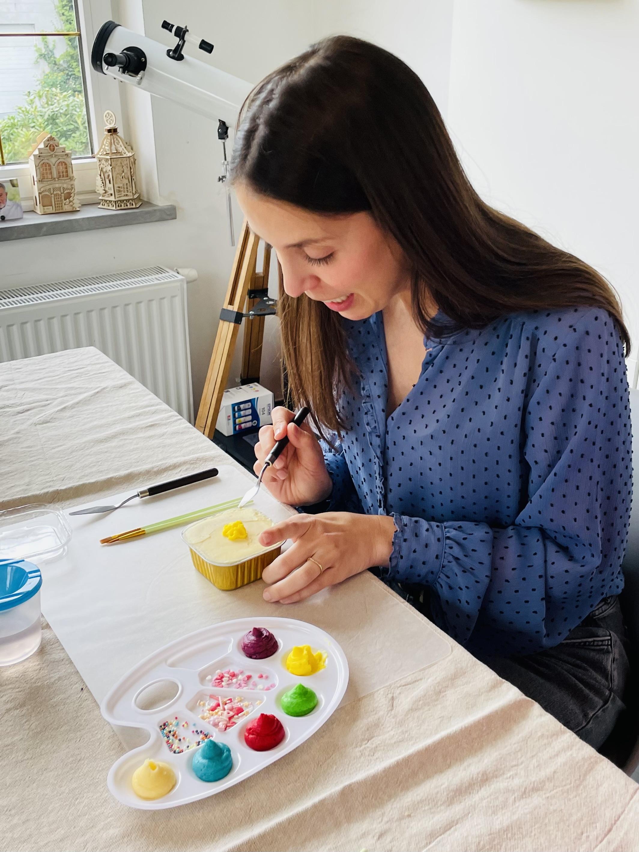 Creatieve workshop bento cakes beschilderen met botercrème - Foto