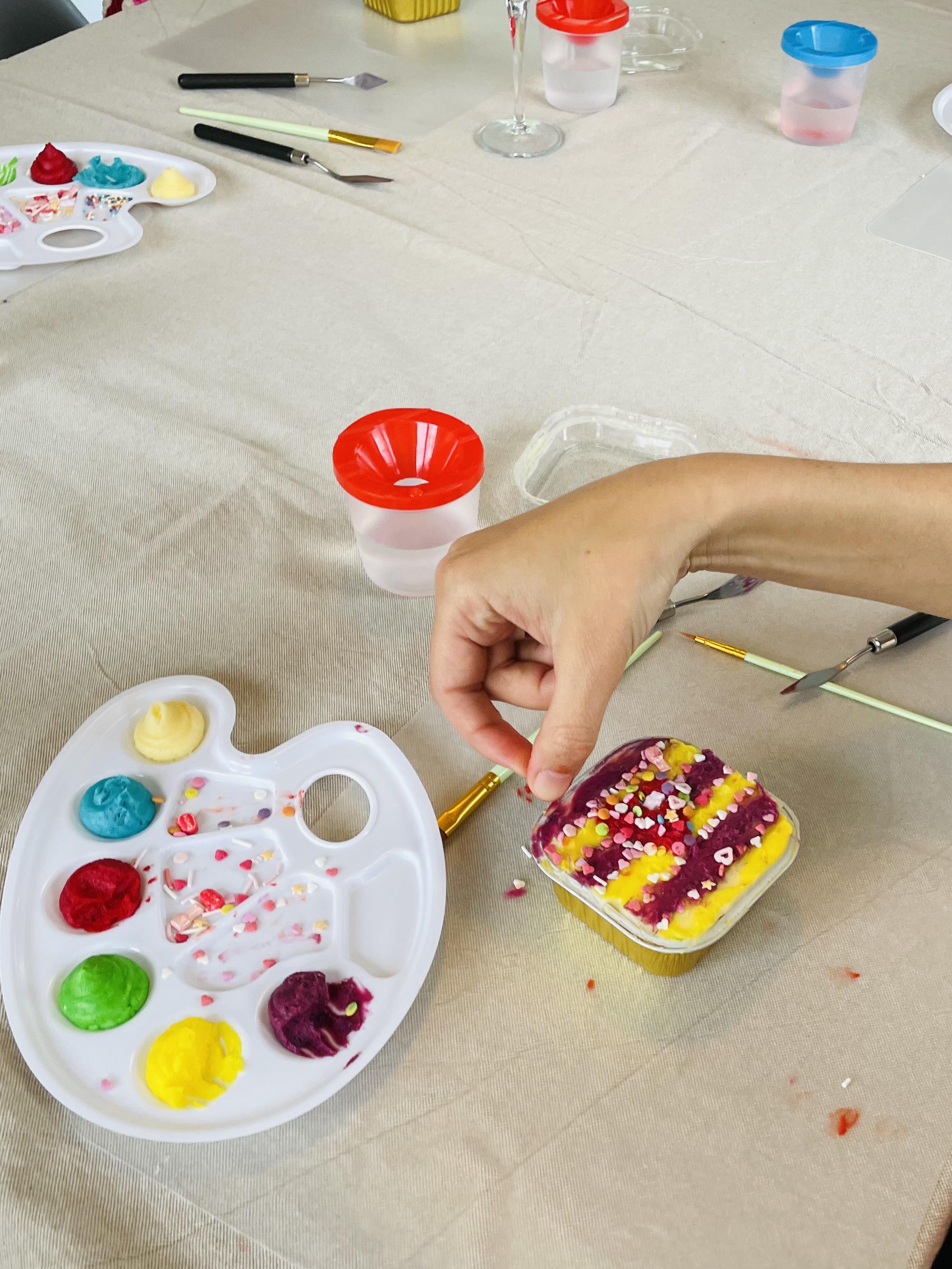 Creatieve workshop bento cakes beschilderen met botercrème - Foto