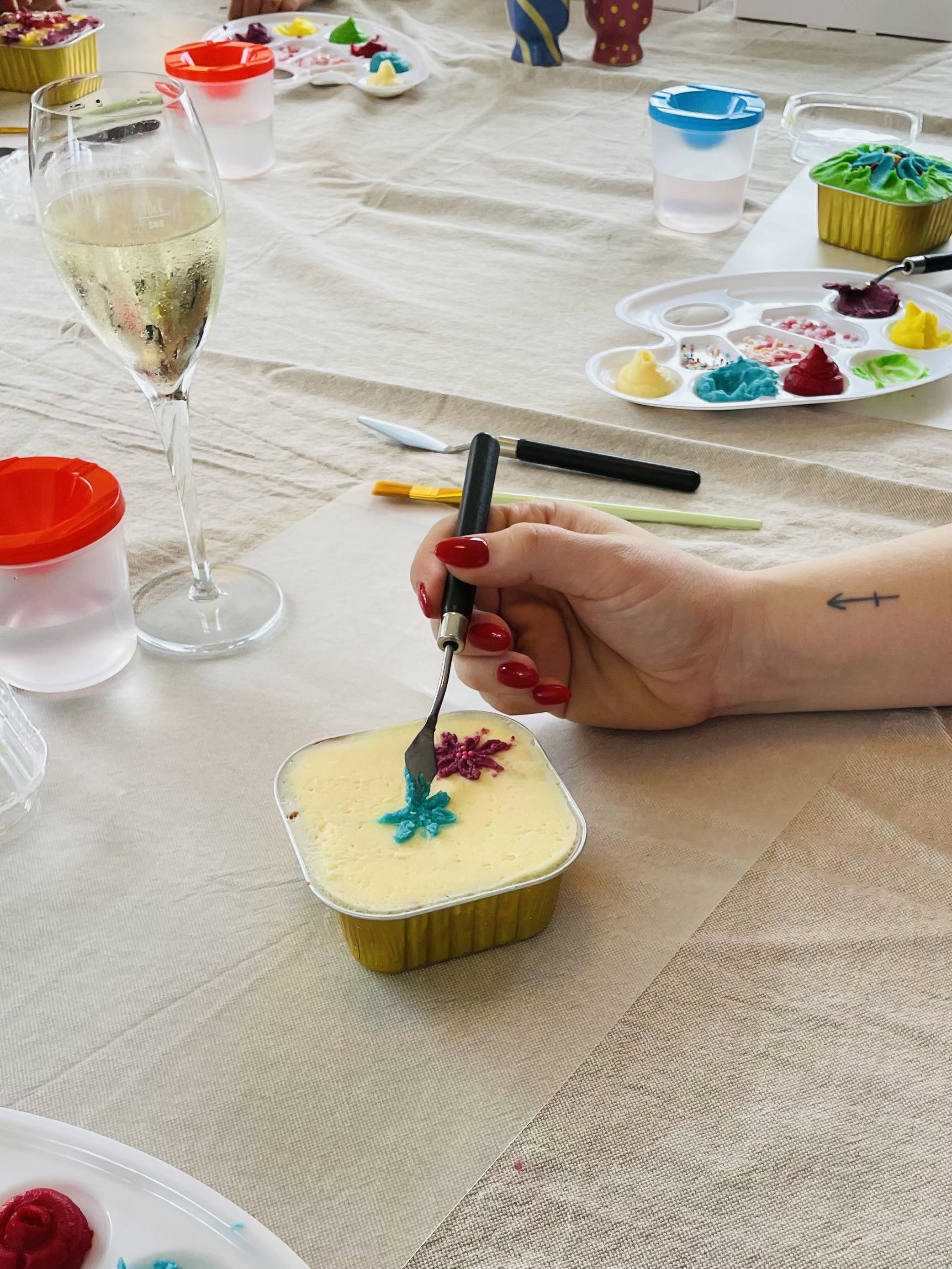 Creatieve workshop bento cakes beschilderen met botercrème - Foto