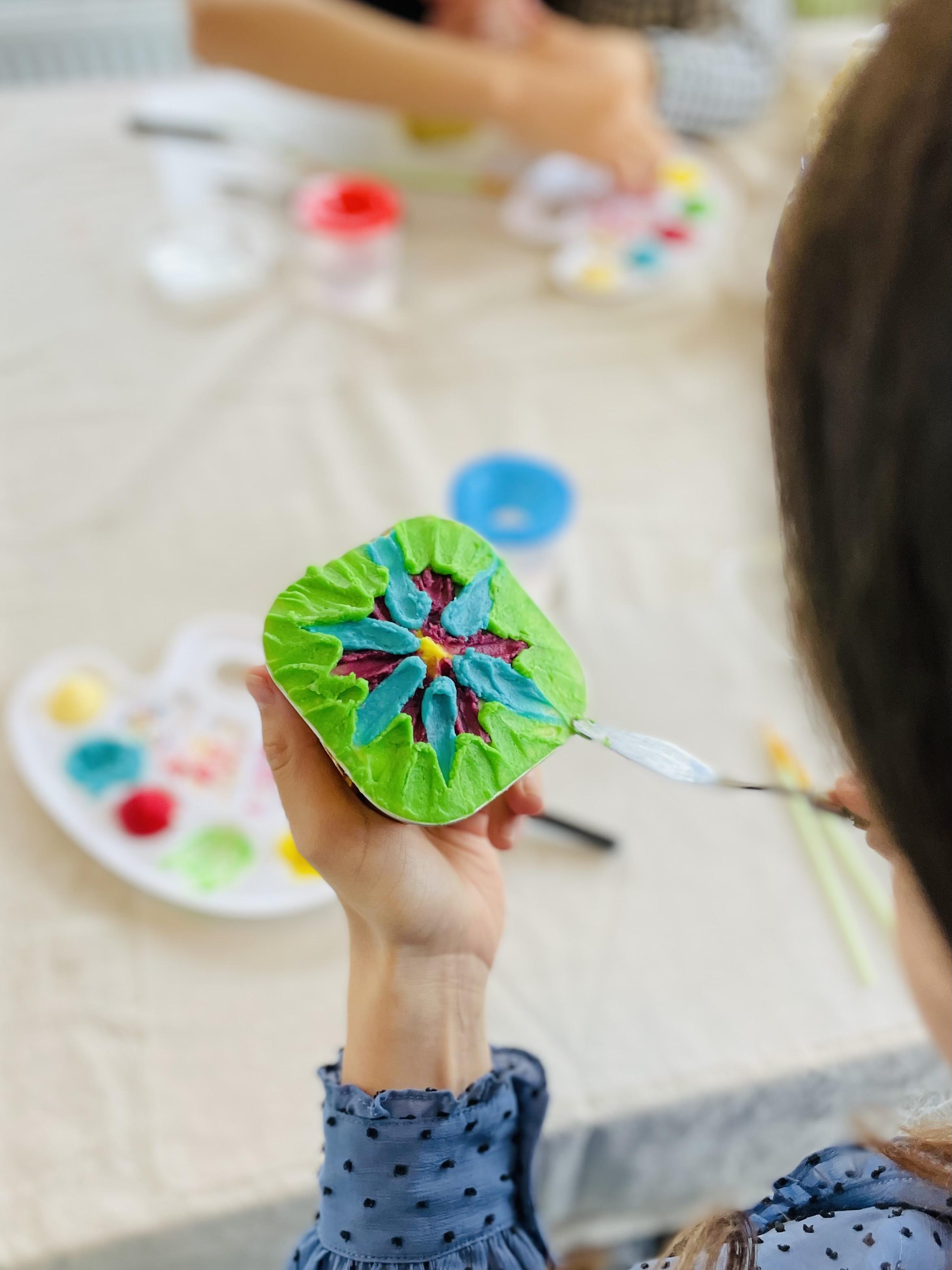 Creatieve workshop bento cakes beschilderen met botercrème - Foto