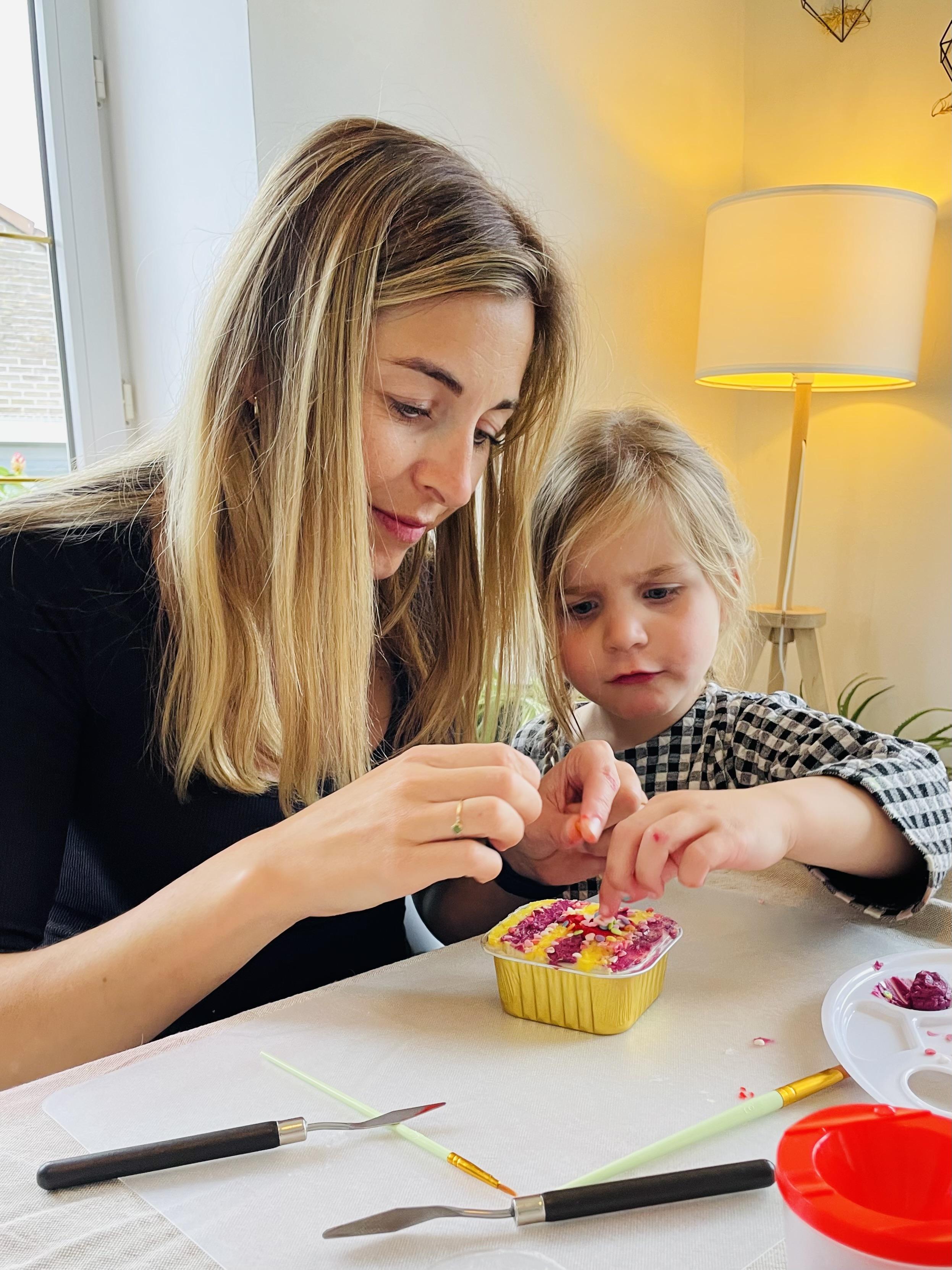Creatieve workshop bento cakes beschilderen met botercrème - Foto
