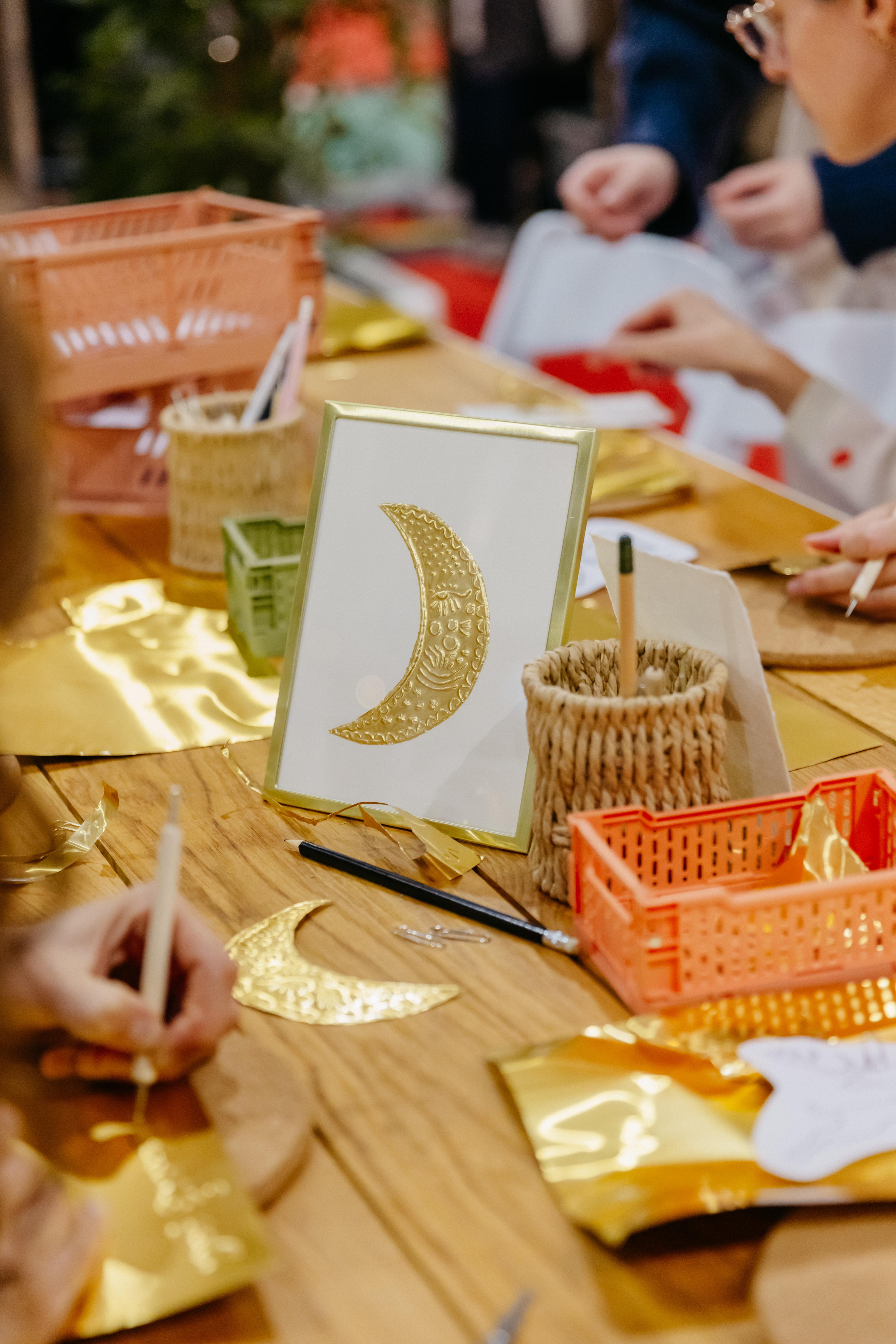 Metaalfolie kunstwerk met embossing techniek - Inloopworkshop - Foto