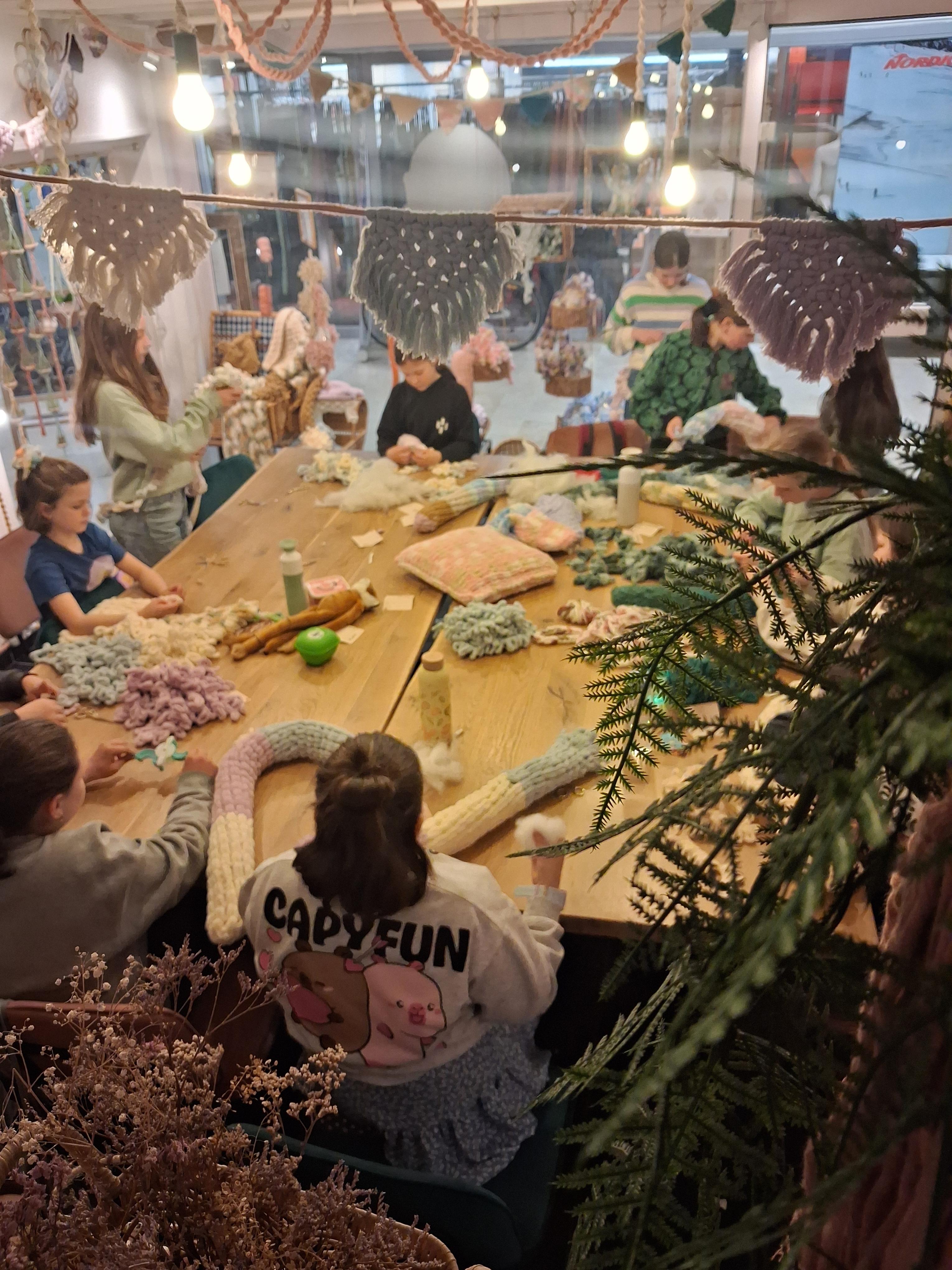 Creatieve kampdag voor kinderen in de zomervakantie in Mechelen 🧶🌸 - Foto
