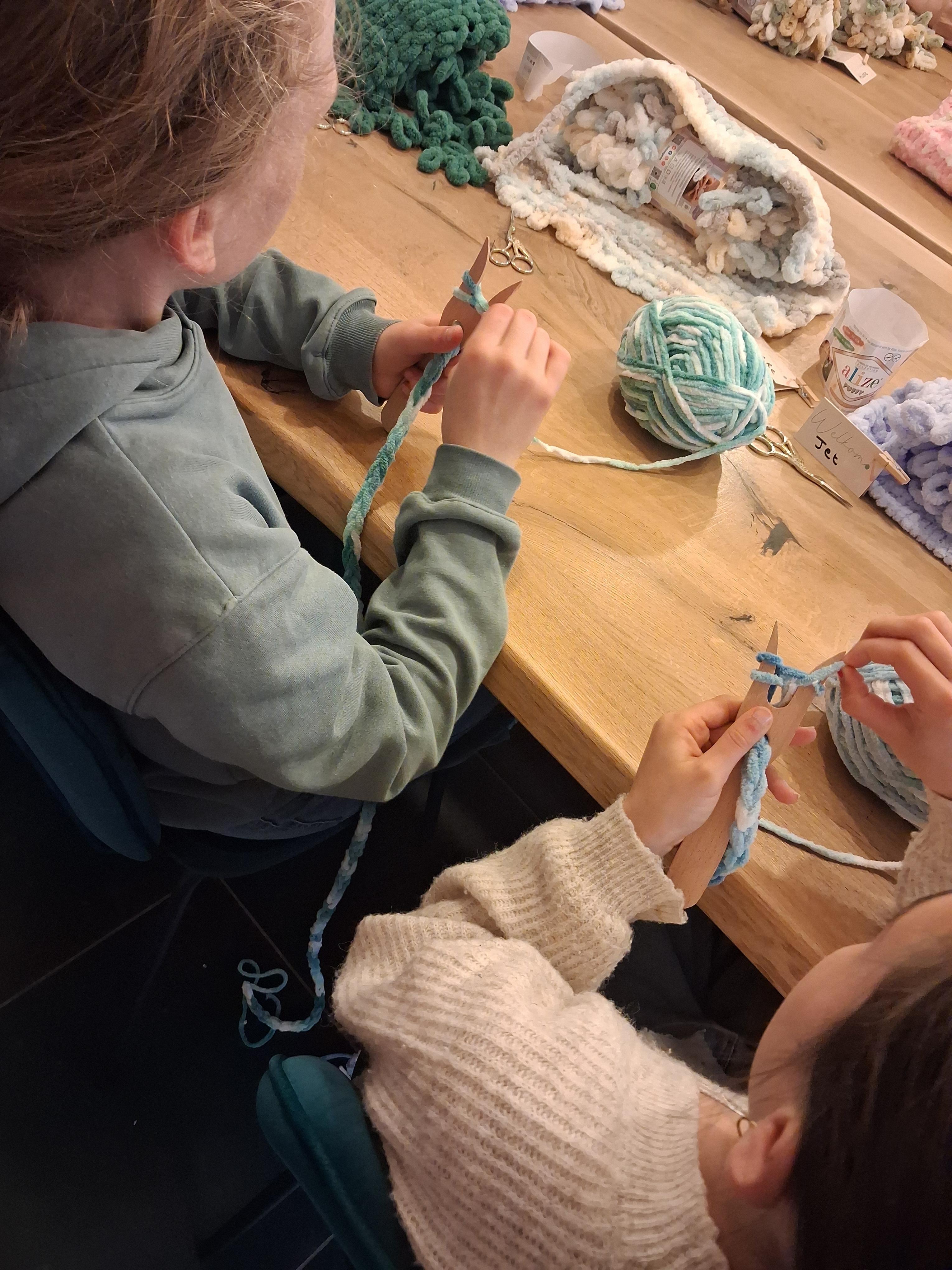 Workshop voor events: vorkbreien - maak je eigen boekenworm - Foto