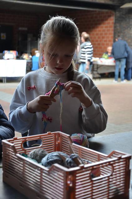 Workshop voor events: vorkbreien - maak je eigen boekenworm - Foto