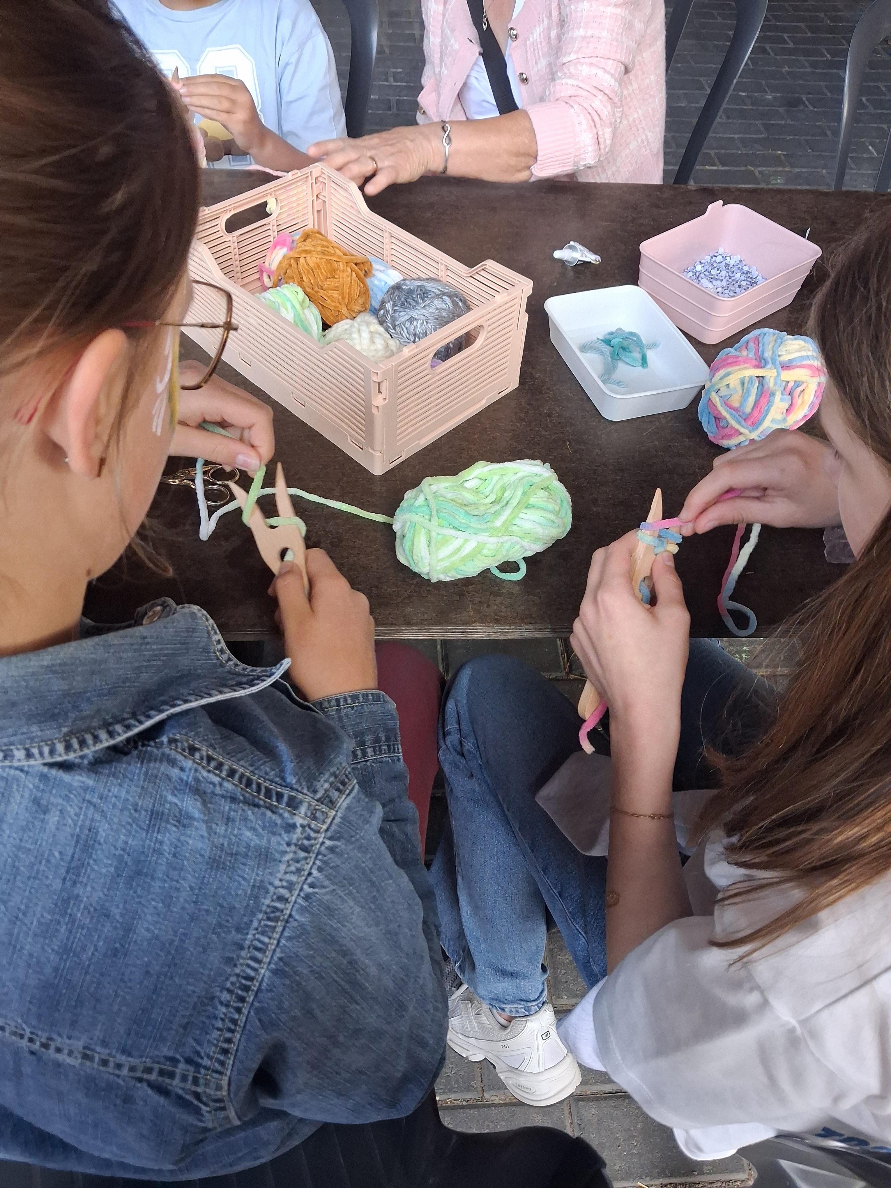 Workshop voor events: vorkbreien - maak je eigen boekenworm - Foto