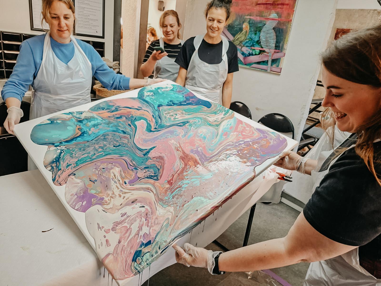 Schilderij maken met Acryl Pouring voor jullie groep - Foto