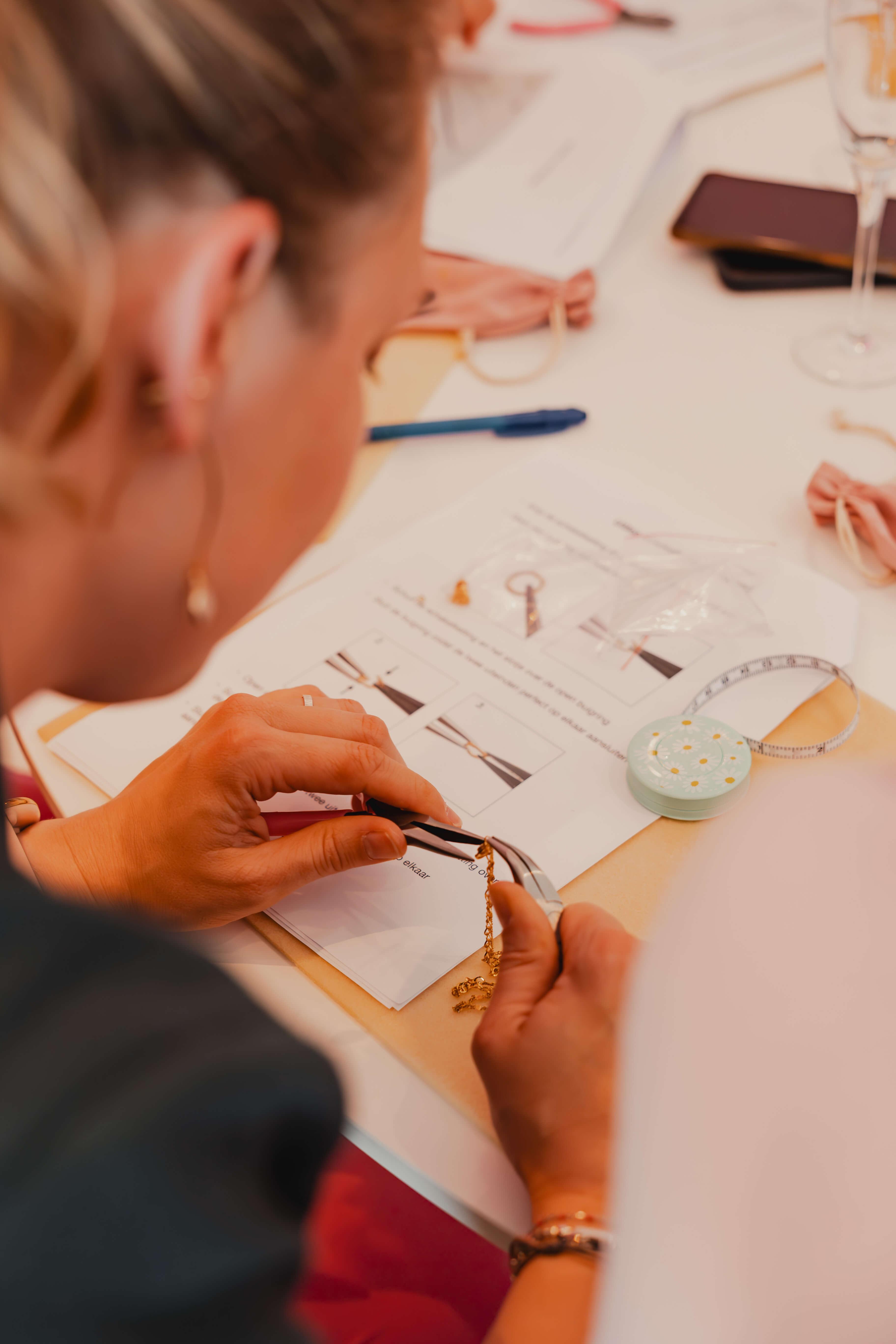 Juwelen workshop - Armbanden maken - rijgtechniek - Foto