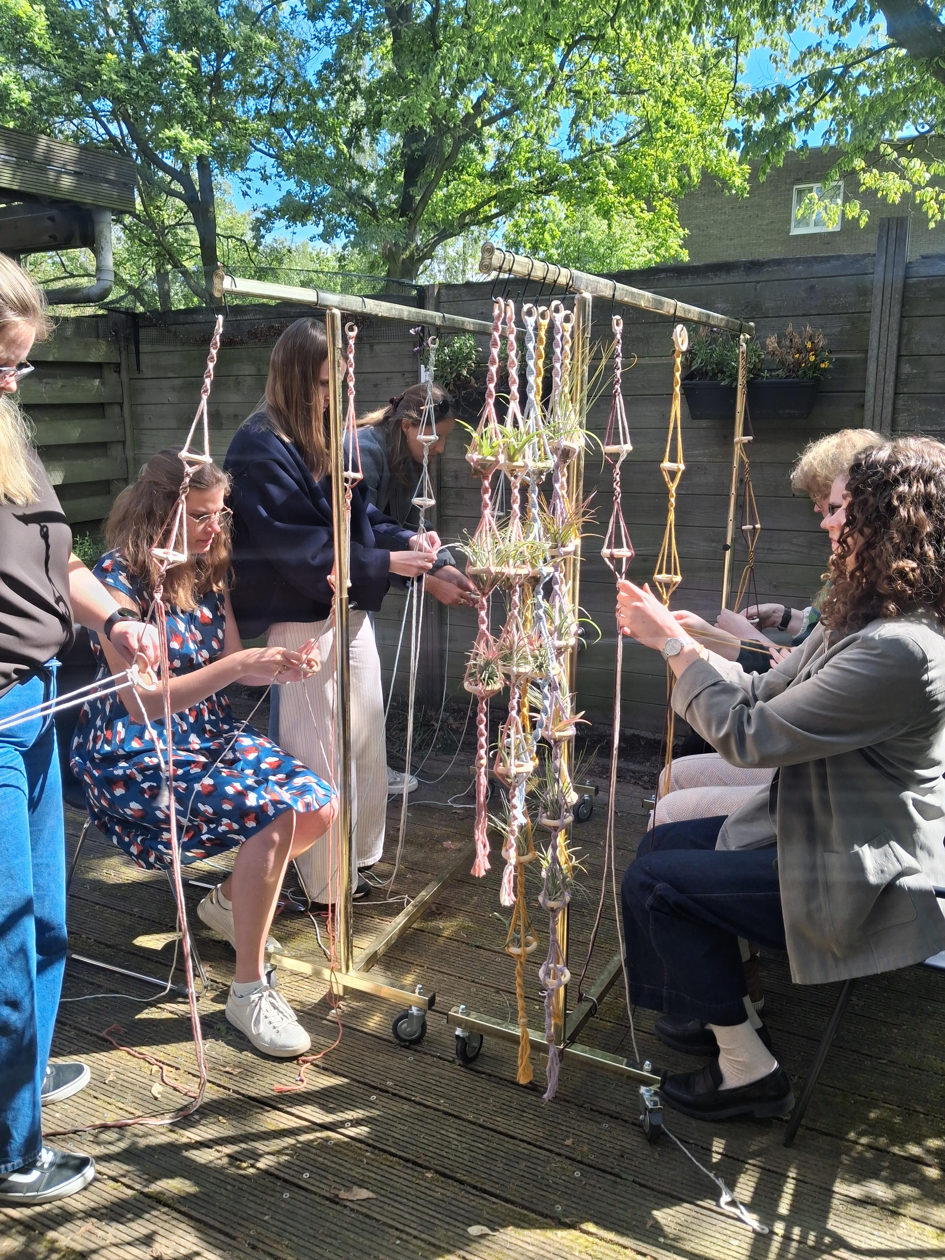 Knoop, lach & vier – macramé voor de bride tribe - maak je eigen luchtplanthanger - Foto
