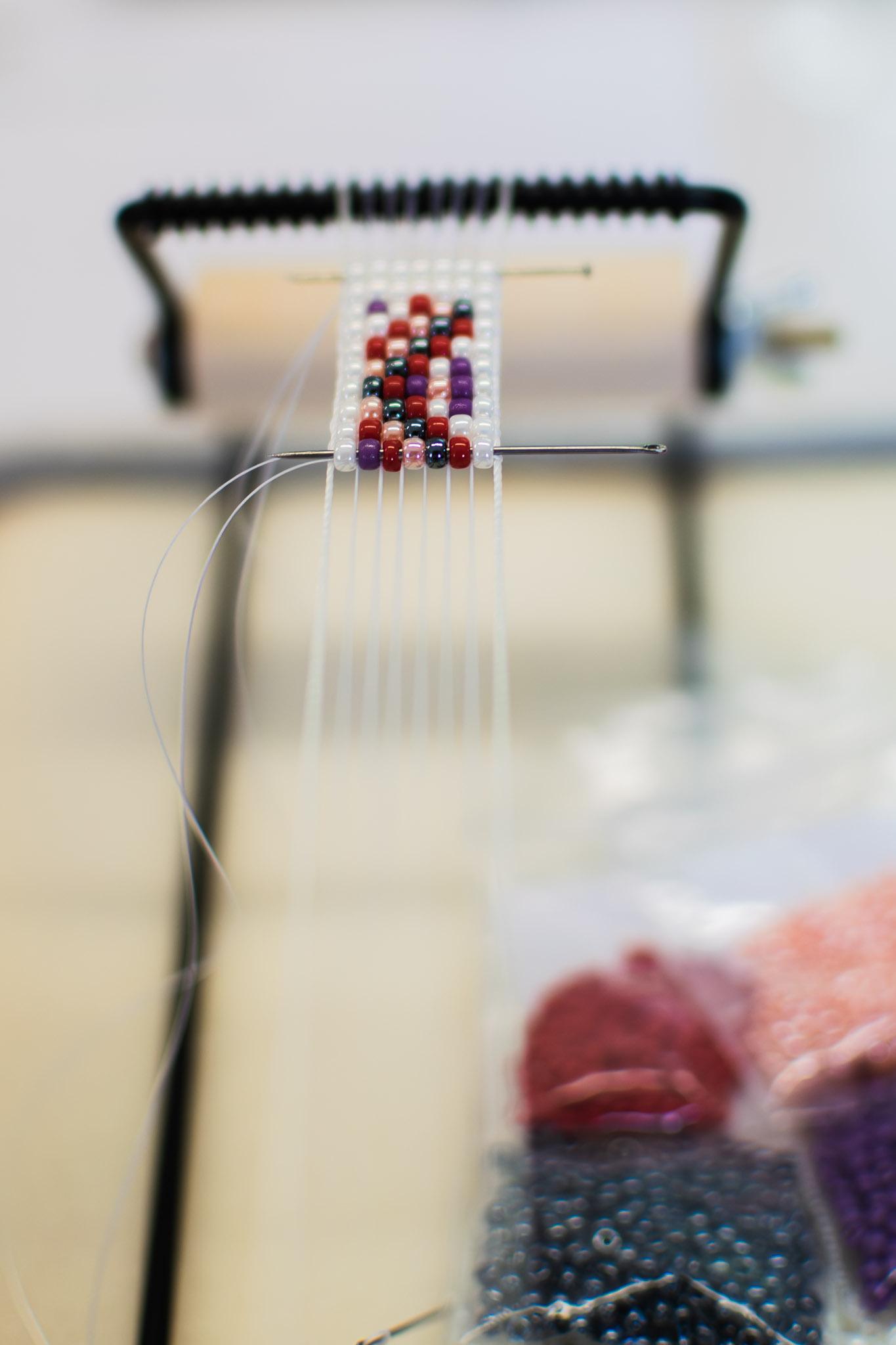 Kralenarmband maken op een weefraam - Foto
