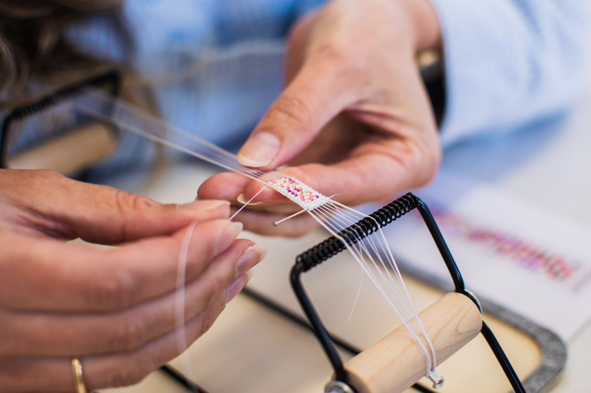 Kralenarmband maken op een weefraam