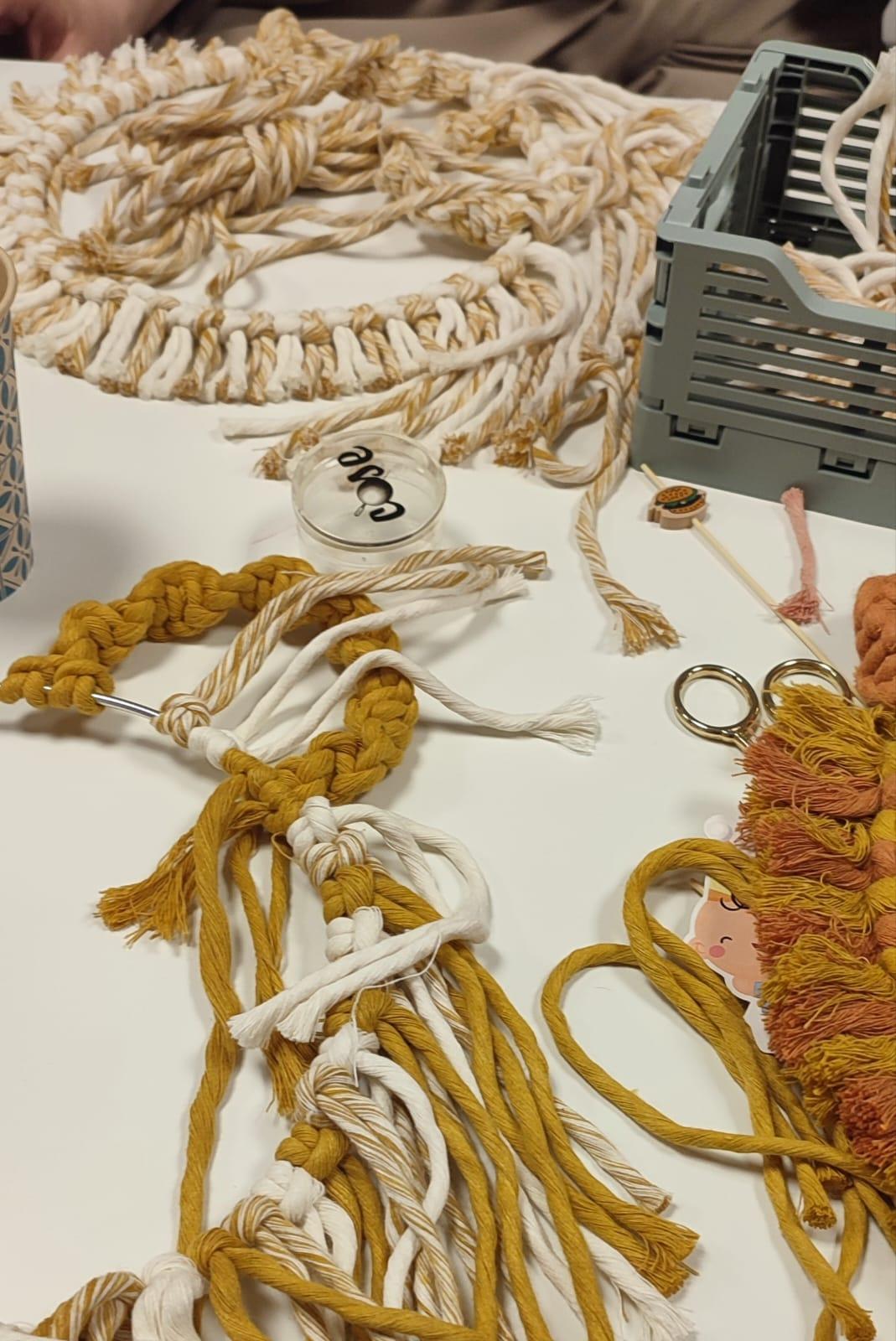 Workshop macramé dierenspiegel: een originele babyshoweractiviteit 🪞 - Foto