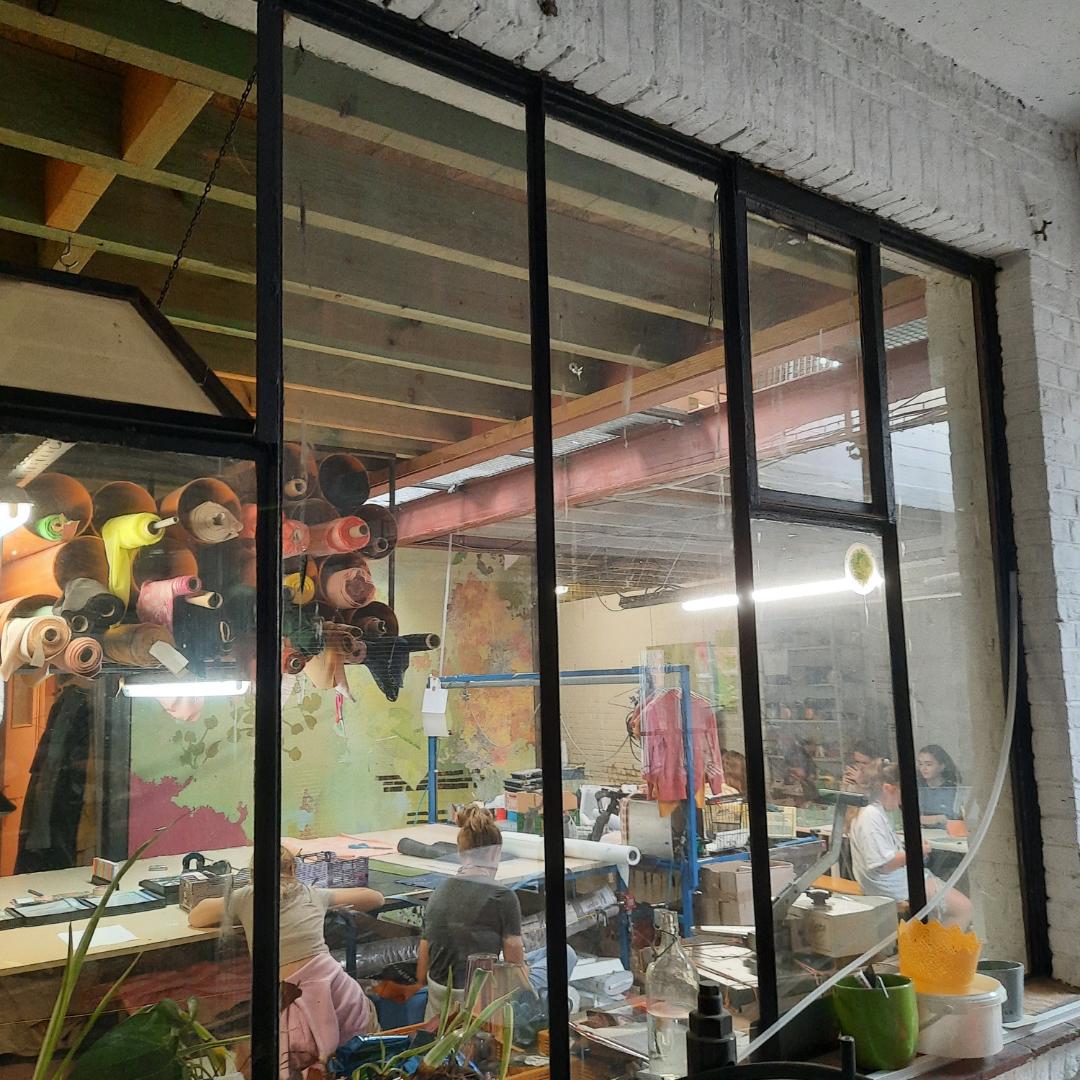 Textielkamp met naaien, zeefdruk en borduren in een 300 m2 atelier WEEK (13-17 juli) - Foto