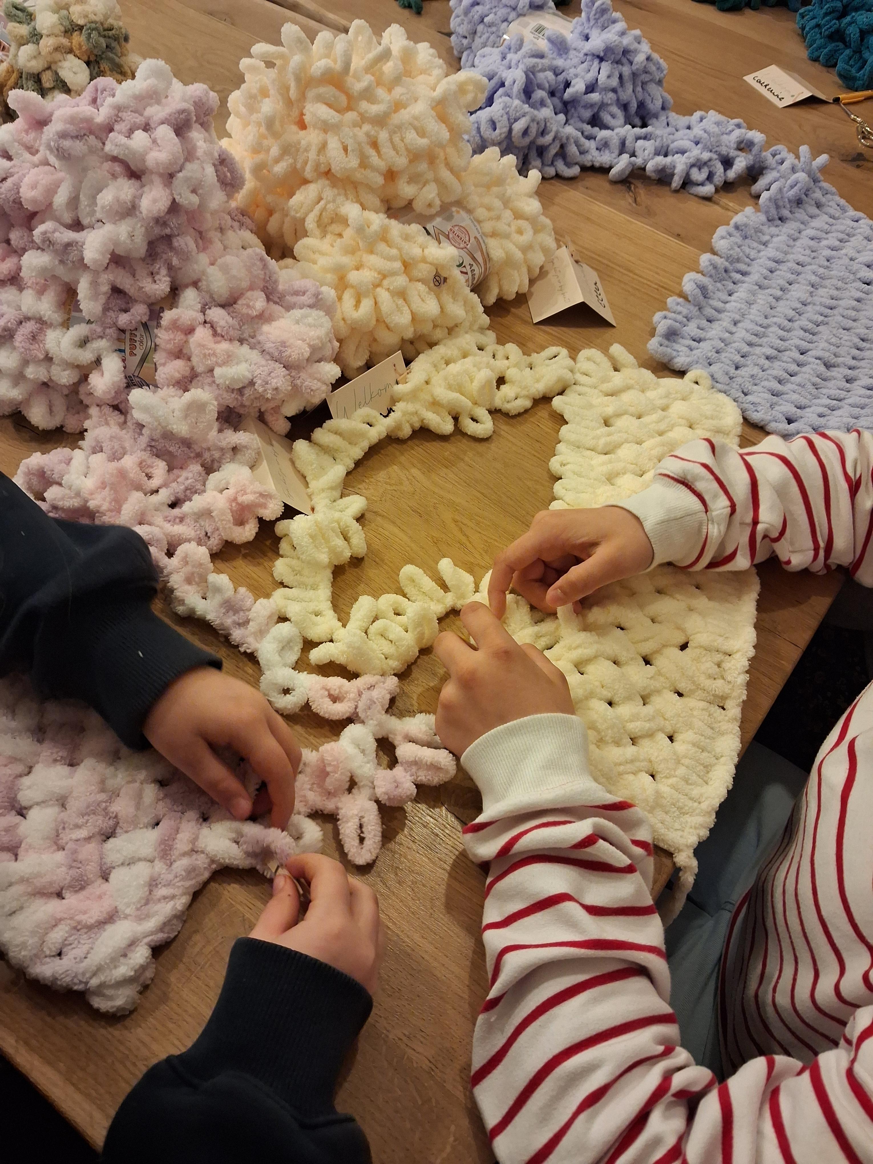 Stap voor Stap Handbreien: Sjaal of Babydeken in Visgraatsteek - DIY pakket - Foto