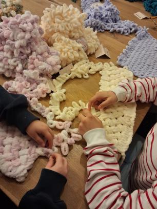 Stap voor Stap Handbreien: Sjaal of Babydeken in Visgraatsteek - DIY pakket