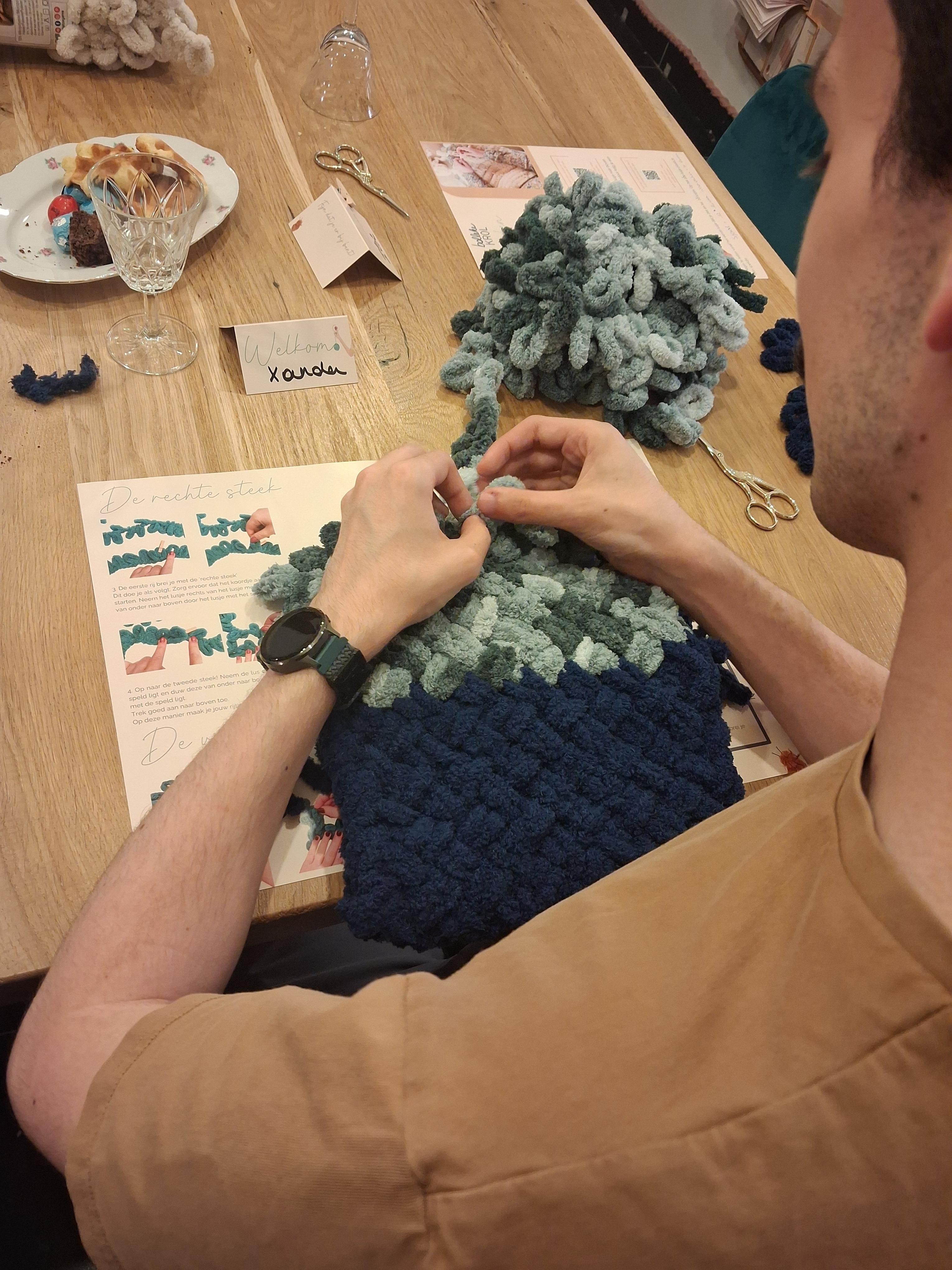 Stap voor Stap Handbreien: Sjaal of Babydeken in Visgraatsteek - DIY pakket - Foto