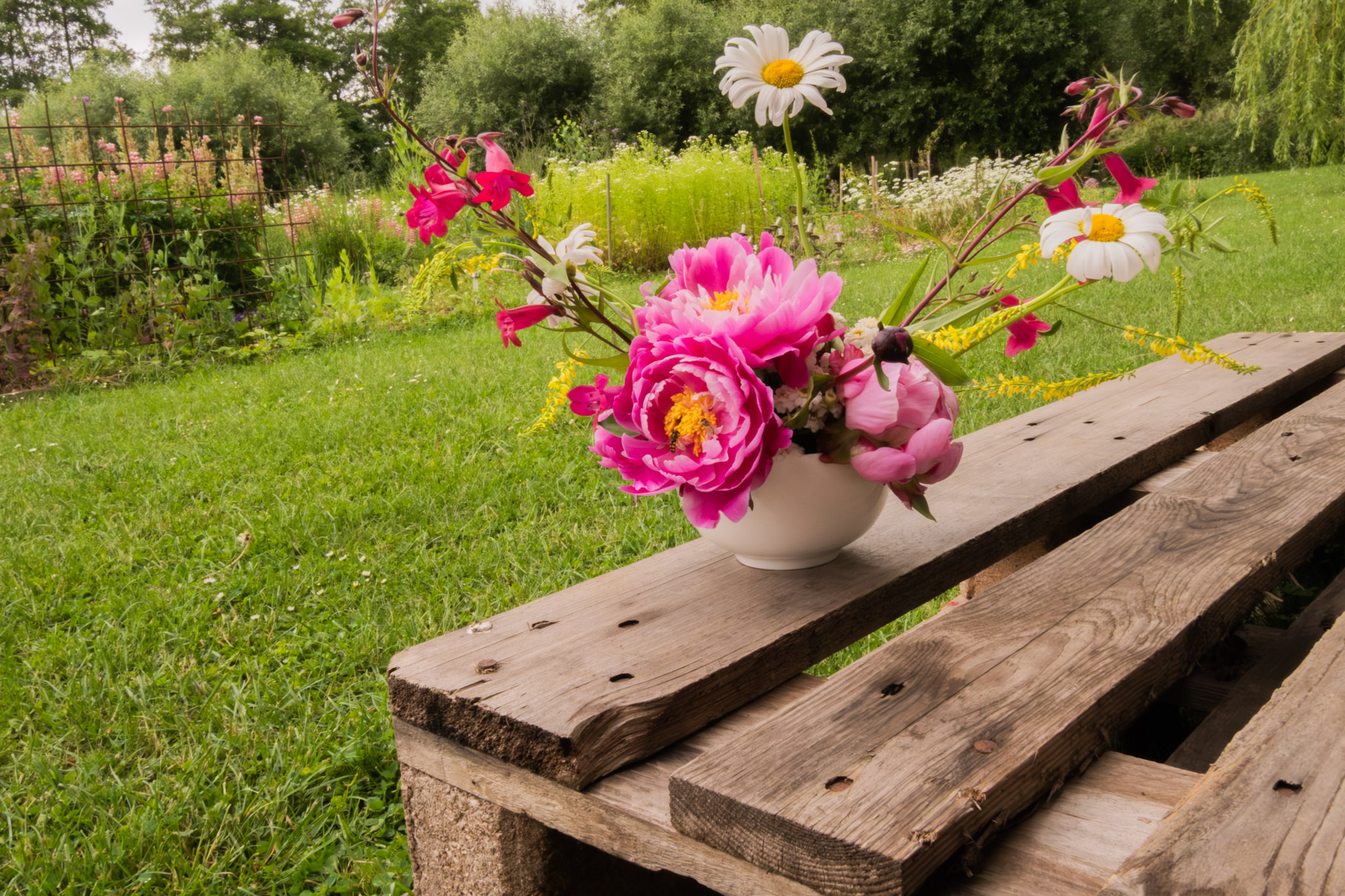 Zomerbloemstuk maken in de pluktuin