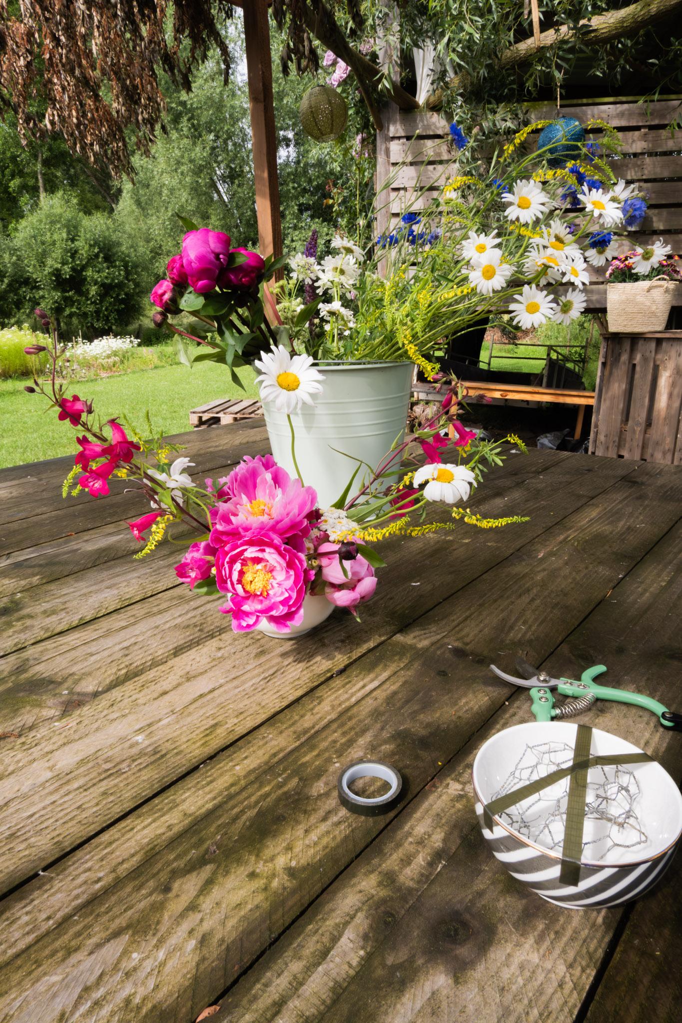 Zomerbloemstuk maken in de pluktuin - Foto