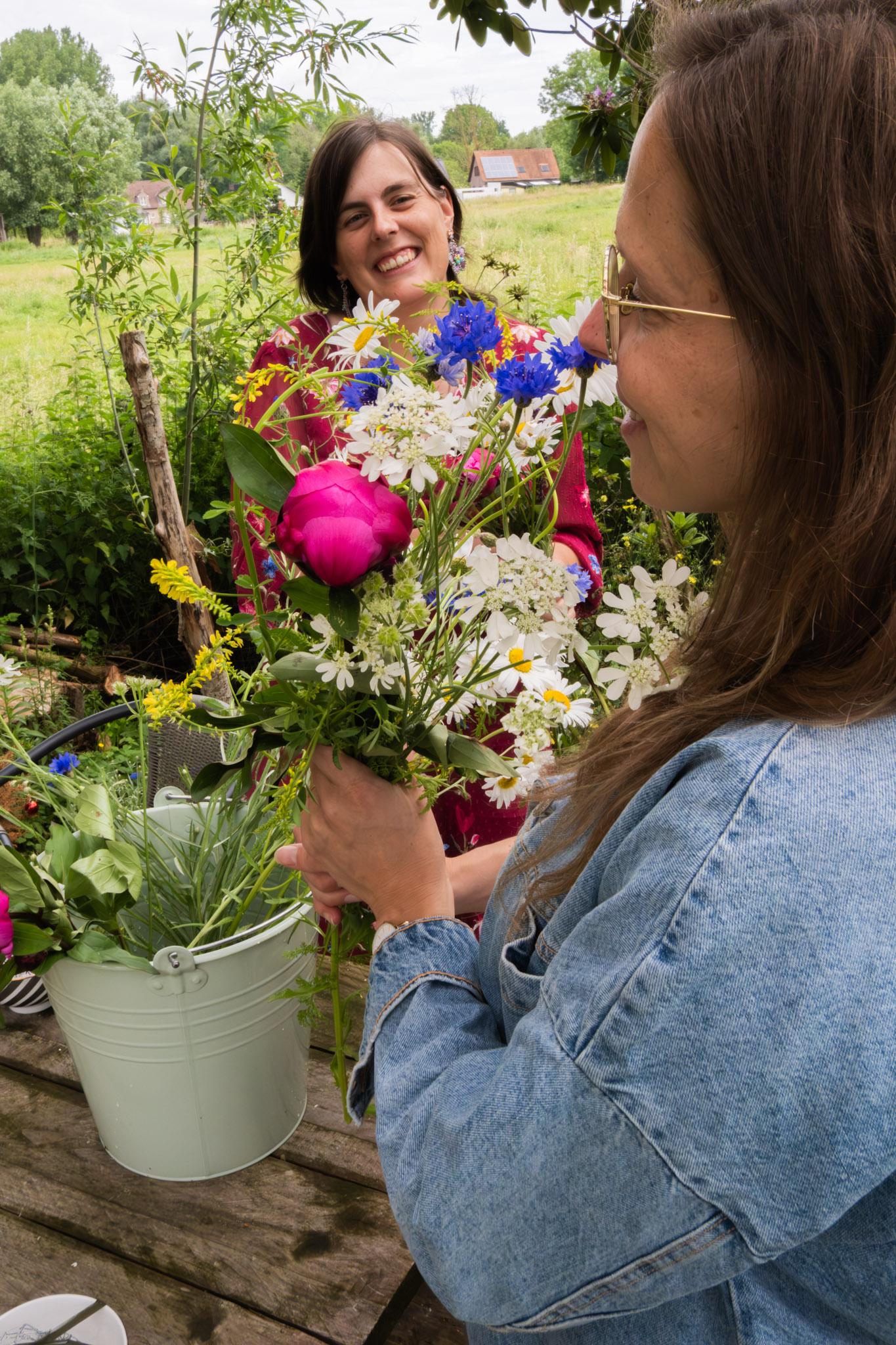 Zomerbloemstuk maken in de pluktuin - Foto