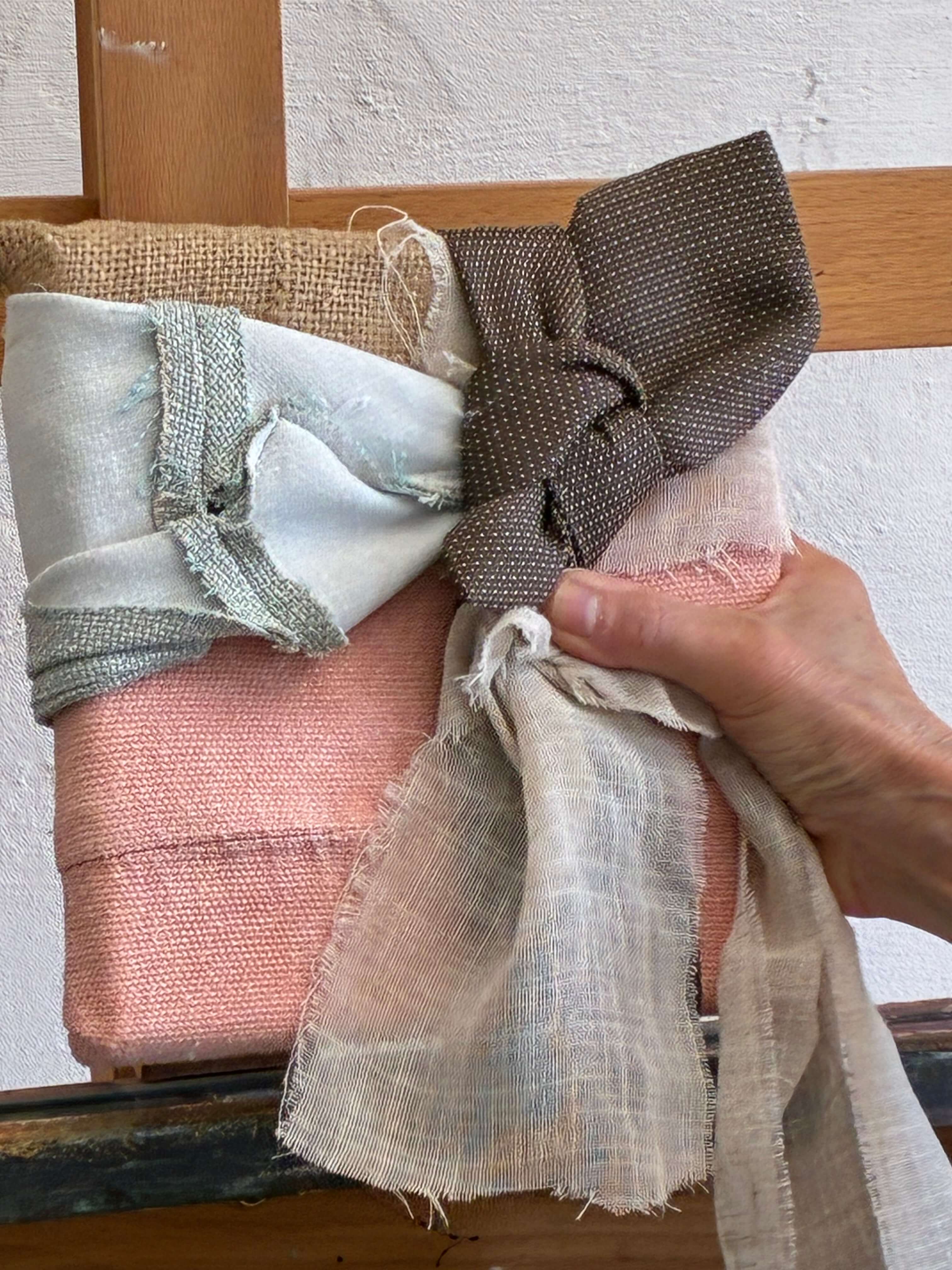 Wanddecoratie maken van oude stoffen