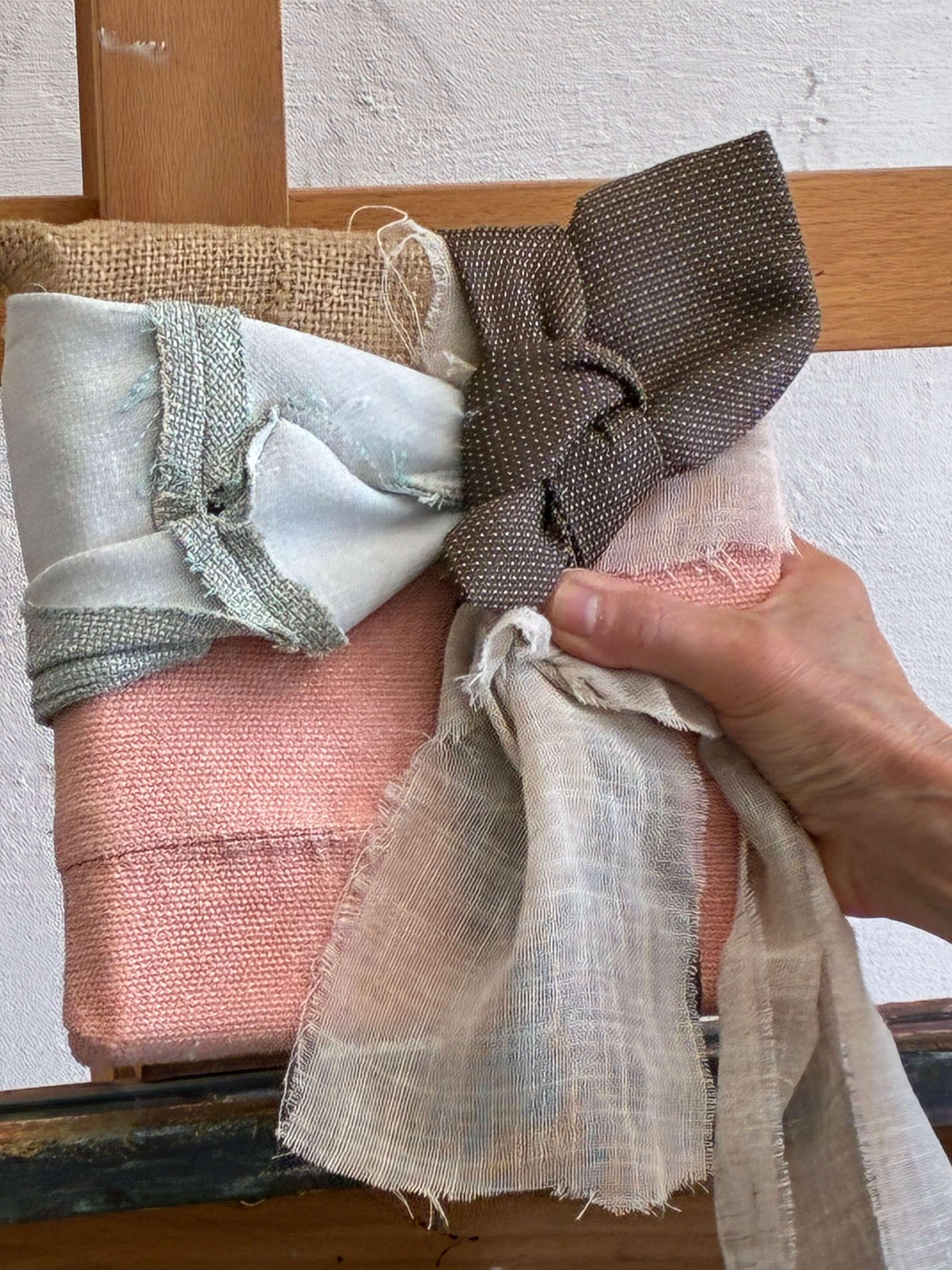 Wanddecoratie maken van oude stoffen - Foto
