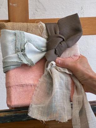 Wanddecoratie maken van oude stoffen