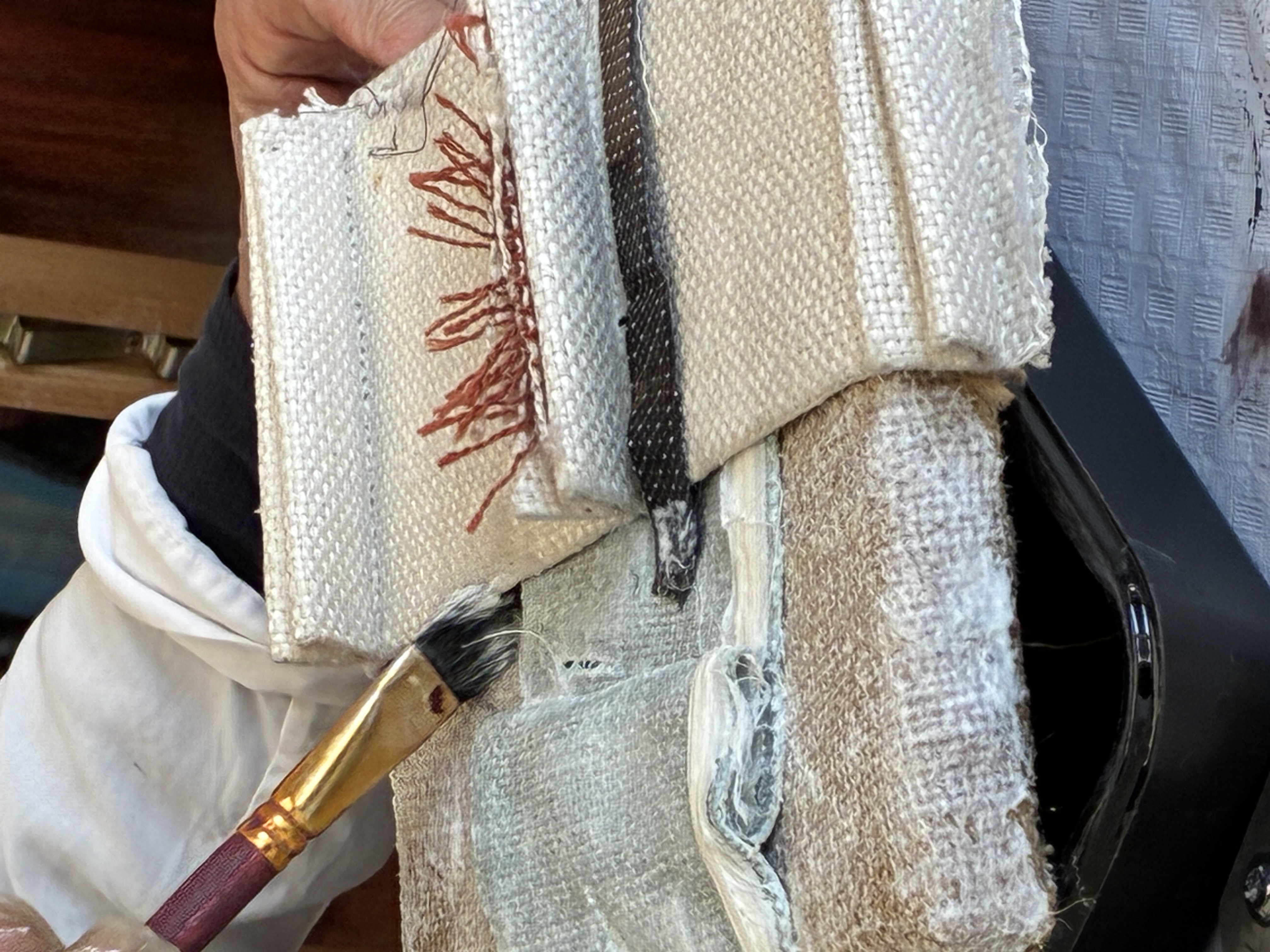 Wanddecoratie maken van oude stoffen