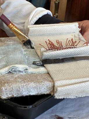 Wanddecoratie maken van oude stoffen