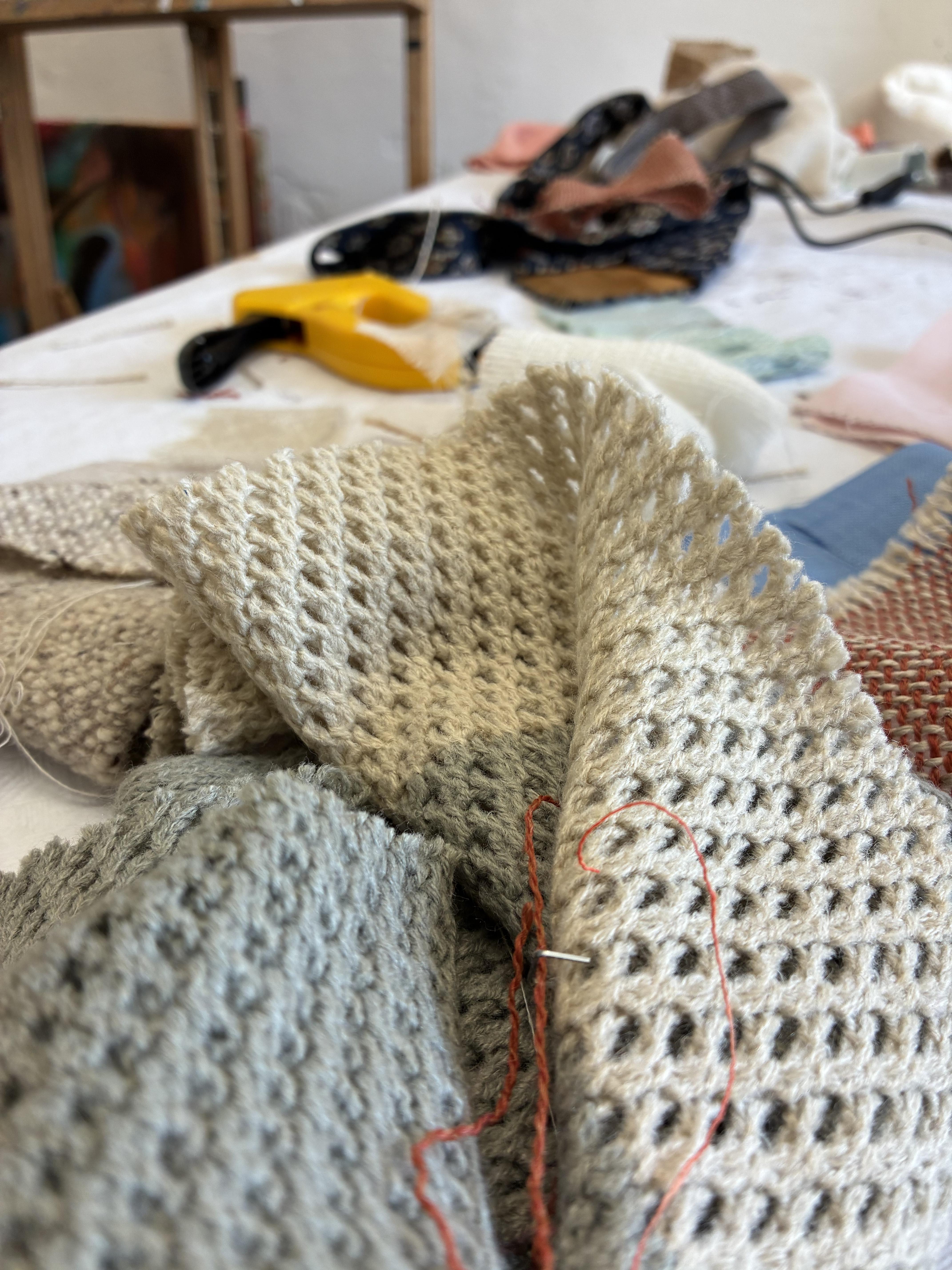 Wanddecoratie maken van oude stoffen - Foto