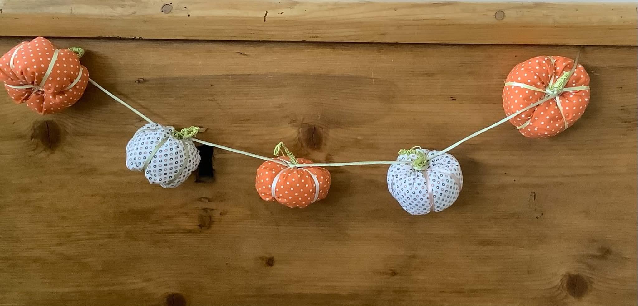 Workshop stoffen pompoenen – herfst & Halloween decoratie - Foto