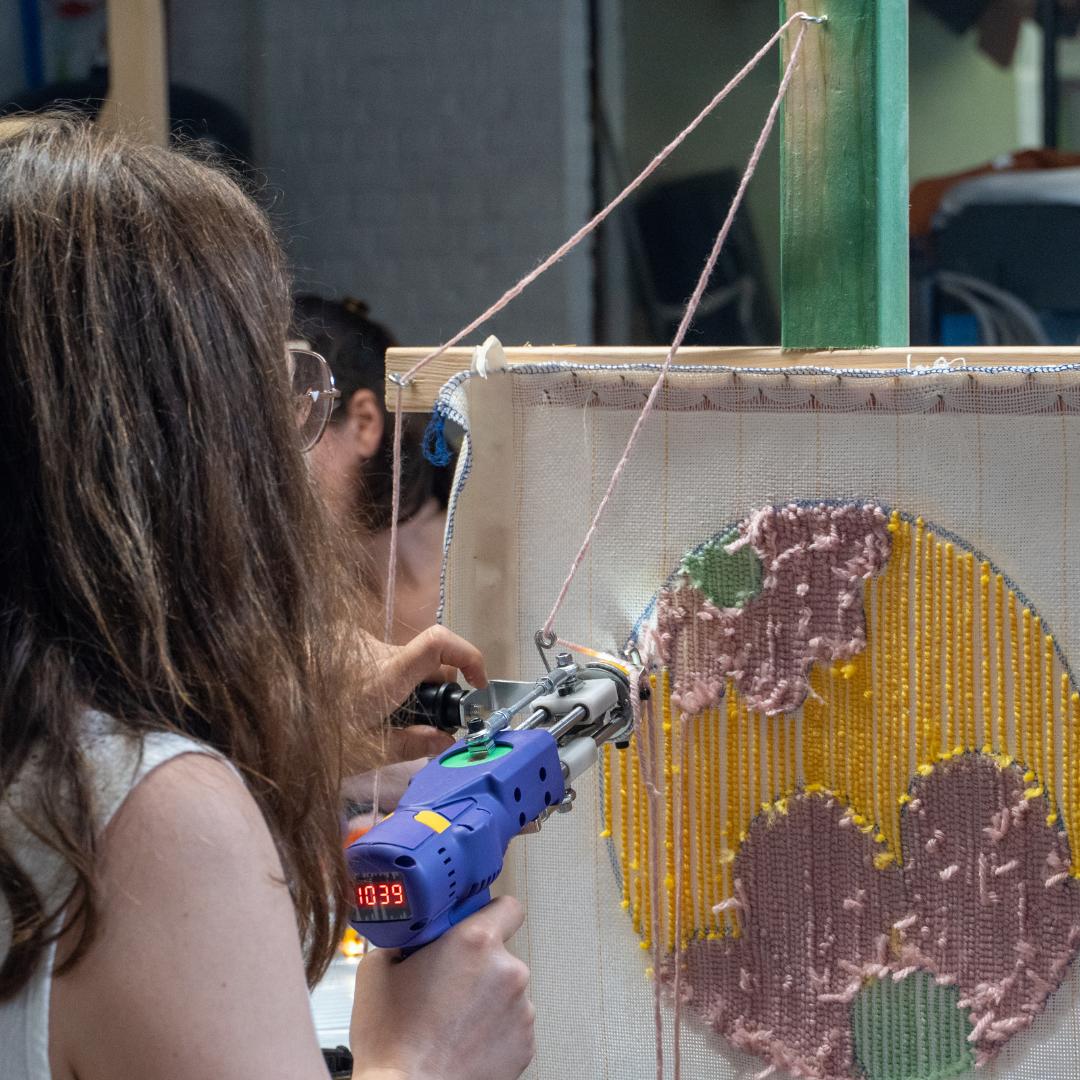 Tuften workshop in Leuven: maak je eigen design krukje - Foto