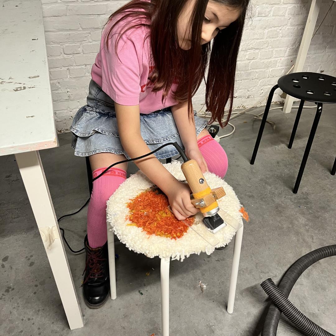 Tuften workshop in Leuven: maak je eigen design krukje - Foto
