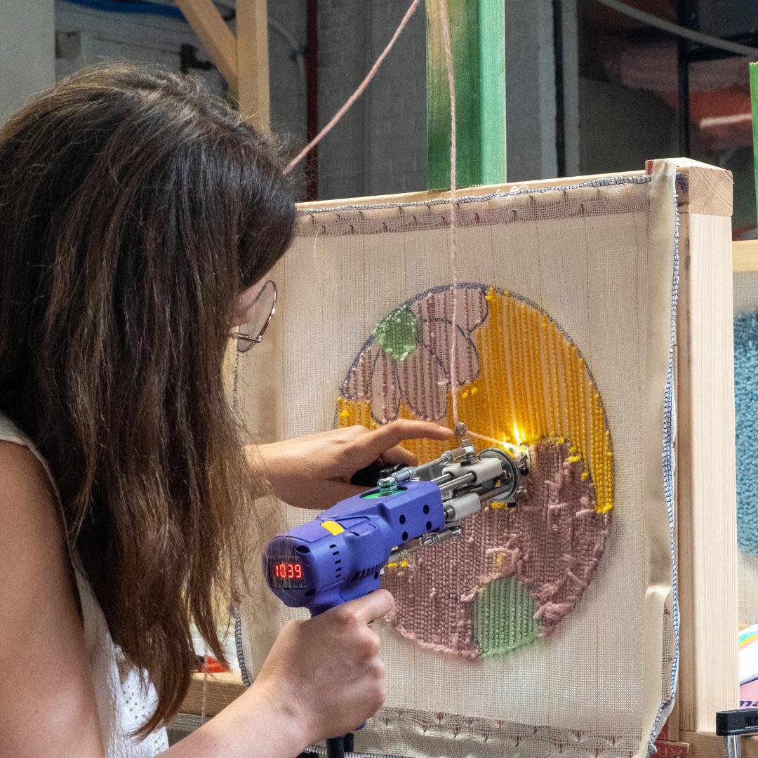 Tuften workshop in Leuven: maak je eigen design krukje - Foto