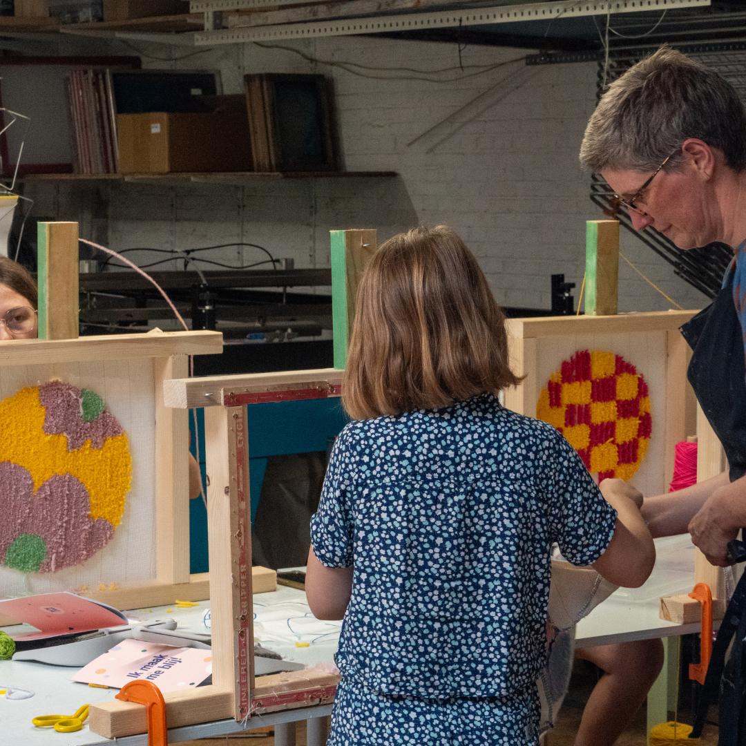 Tuften workshop in Leuven: maak je eigen design krukje - Foto