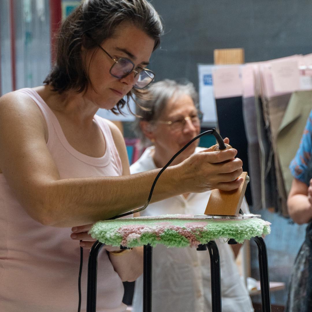 Tuften workshop in Leuven: maak je eigen design krukje - Foto