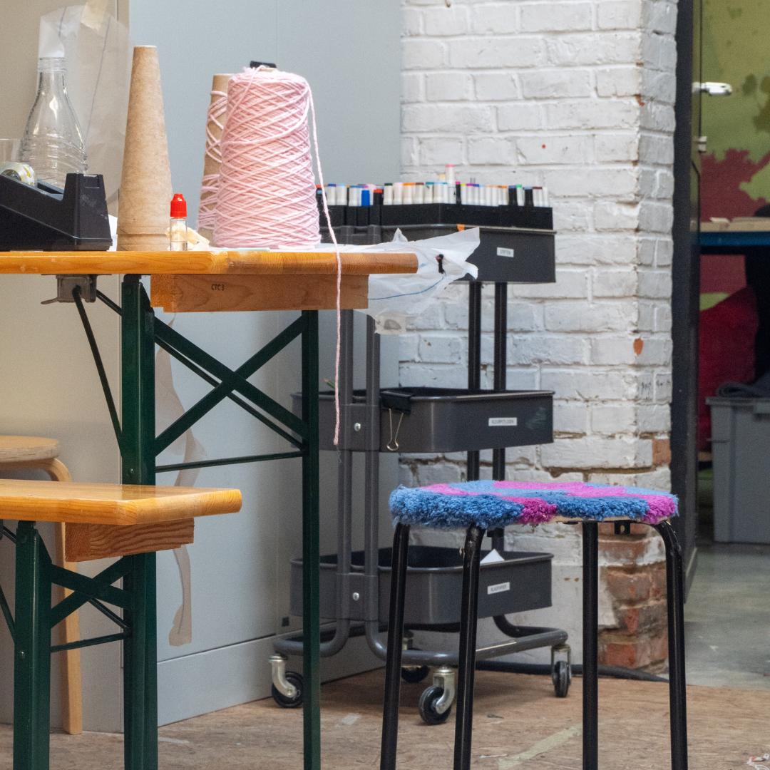 Tuften workshop in Leuven: maak je eigen design krukje - Foto