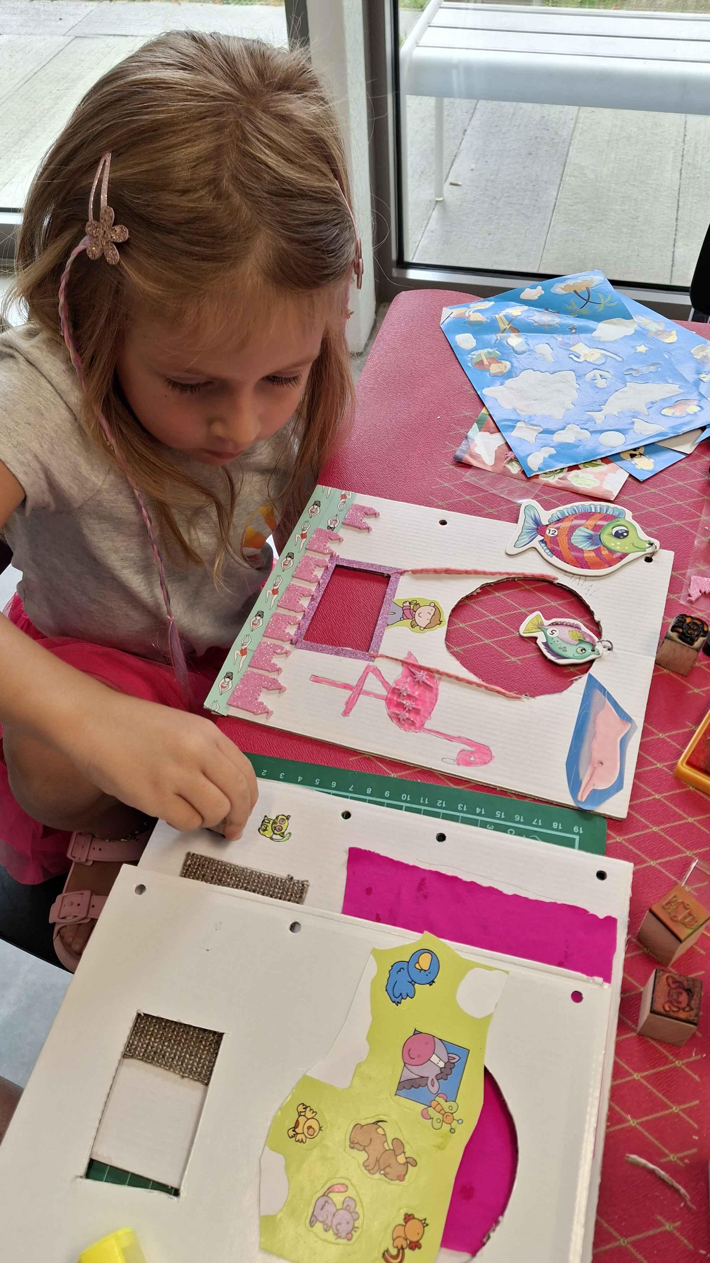 Kleuterknutselkriebels : Voelboek maken rond het verhaal 'Alles verandert' bij REST - Foto