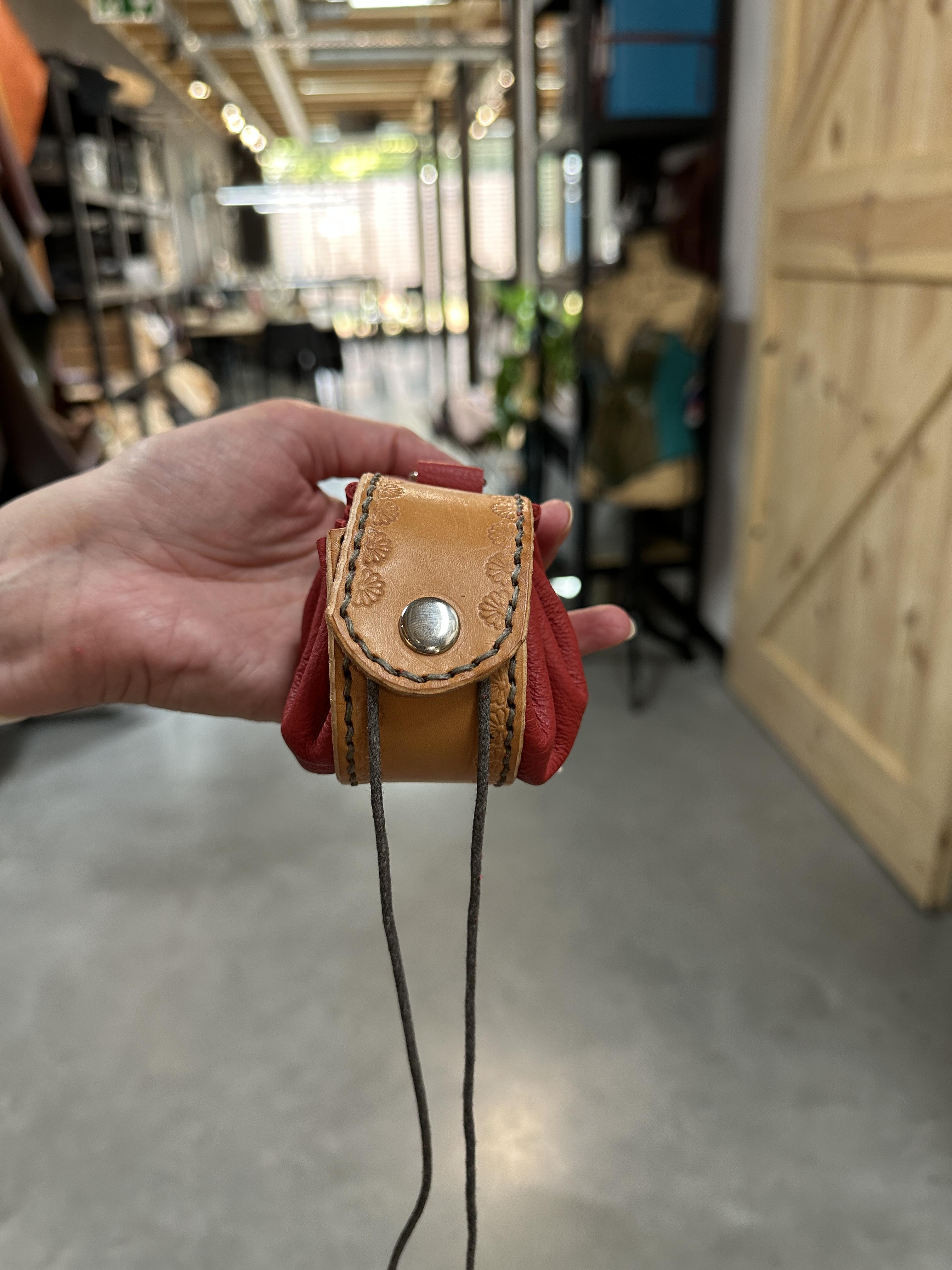 Workshop: ambachtelijk lederen buideltje maken - Foto