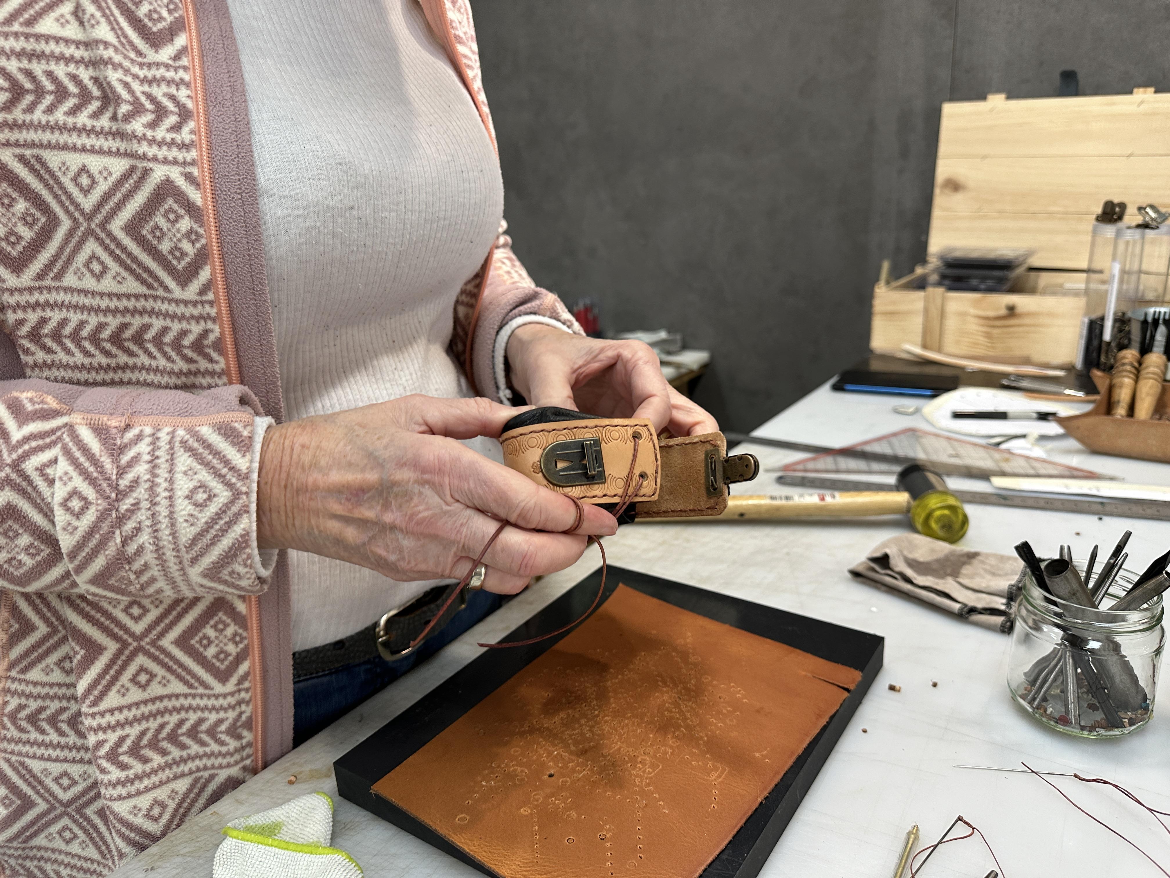 Workshop: ambachtelijk lederen buideltje maken - Foto