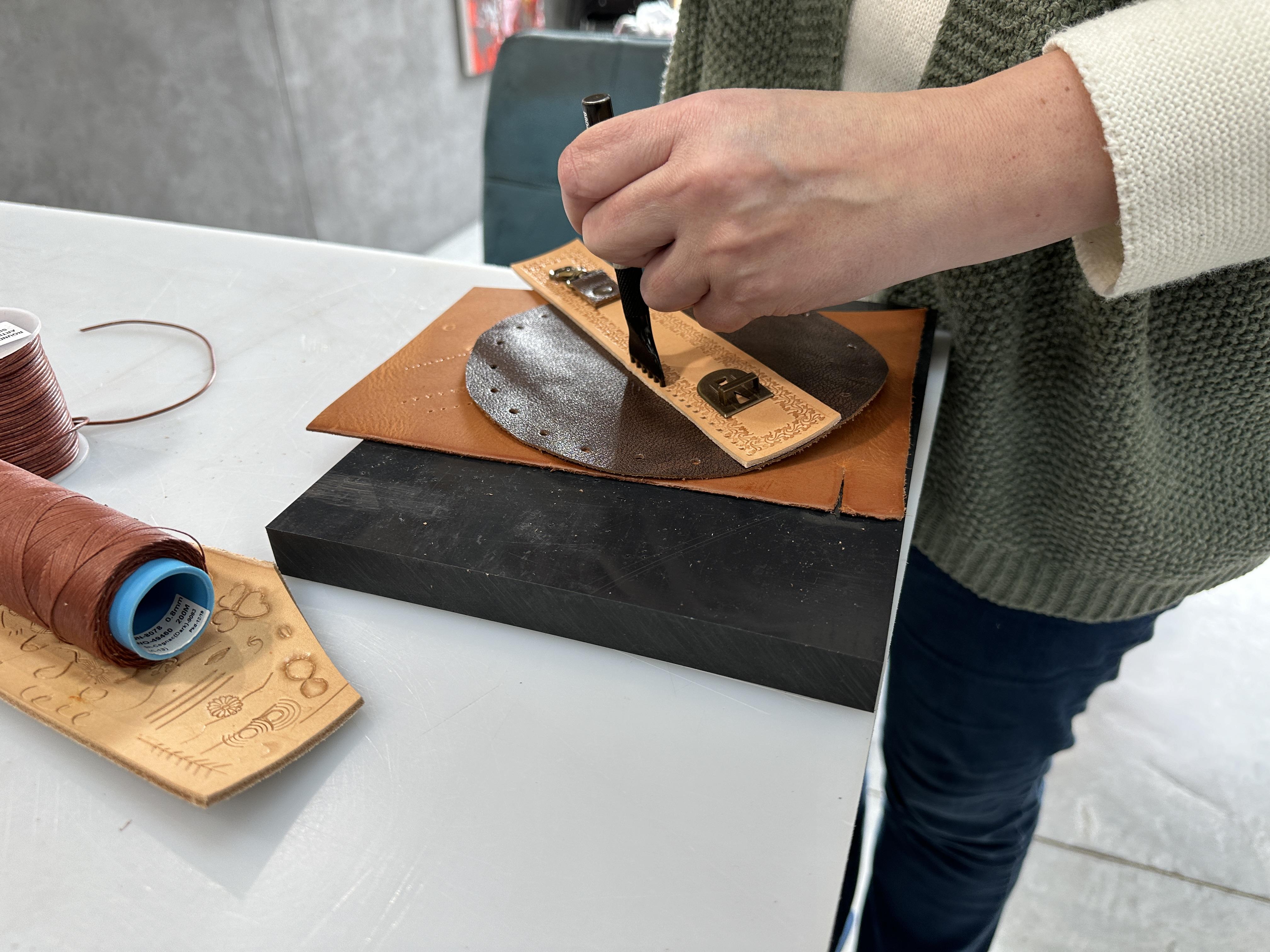 Workshop: ambachtelijk lederen buideltje maken - Foto