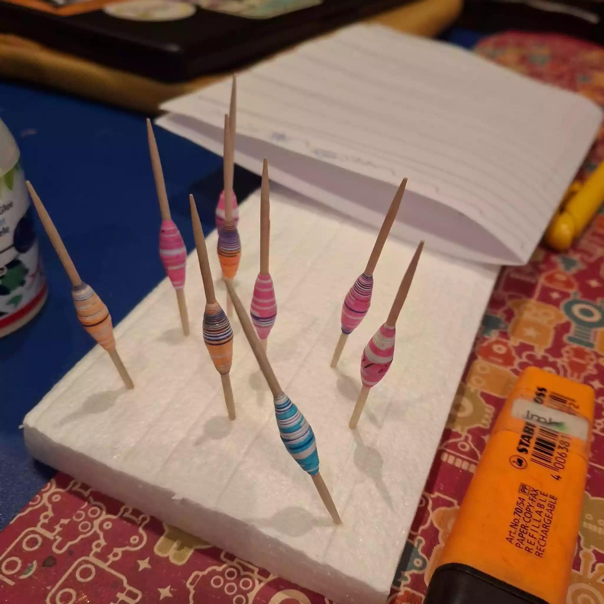 Papieren kralen maken bij REST 8+ - Foto