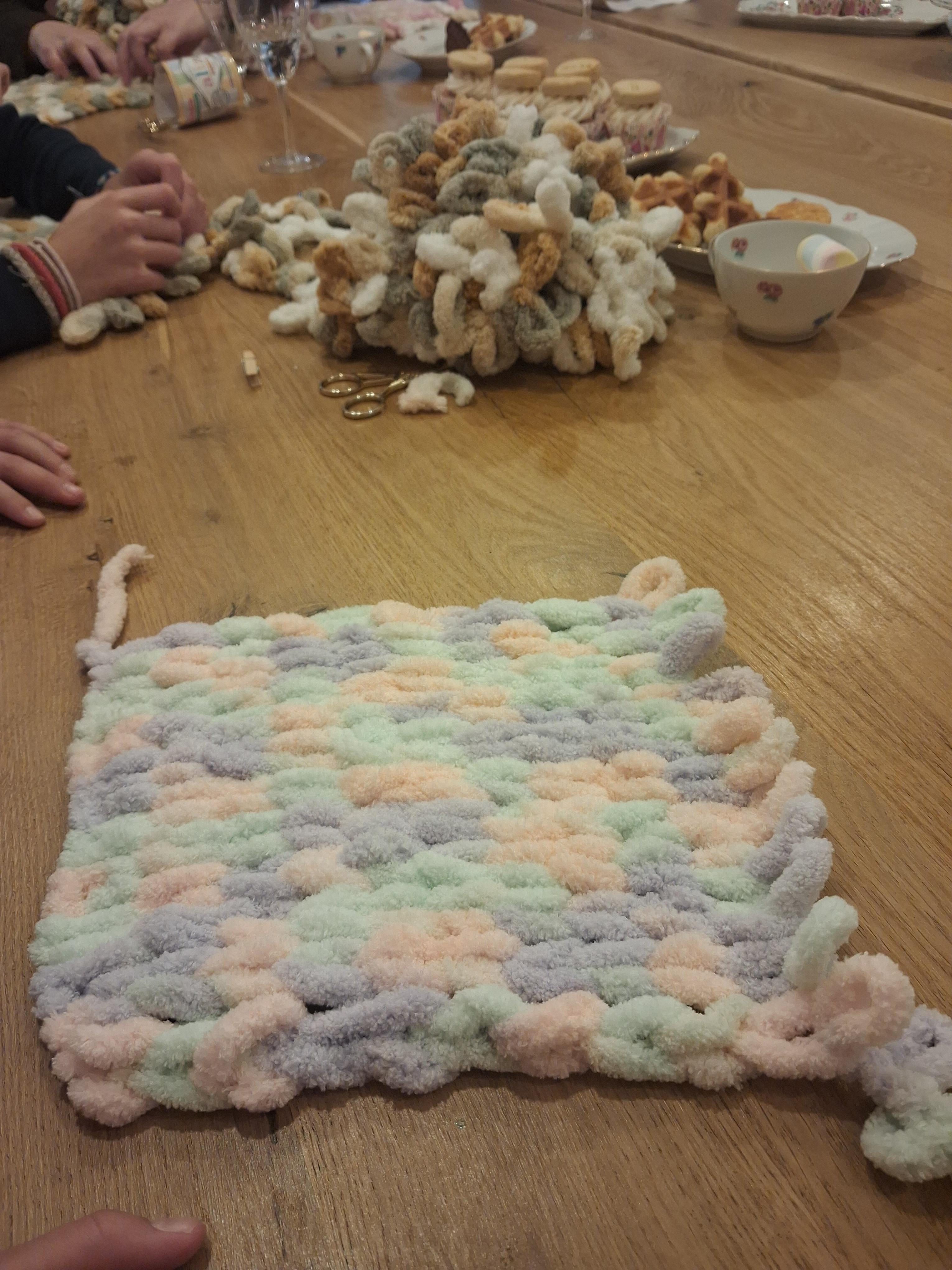 DIY Pakket kids: Maak zelf een zacht mini snoezeldekentje of sjaal – gewoon met je handen! - Foto